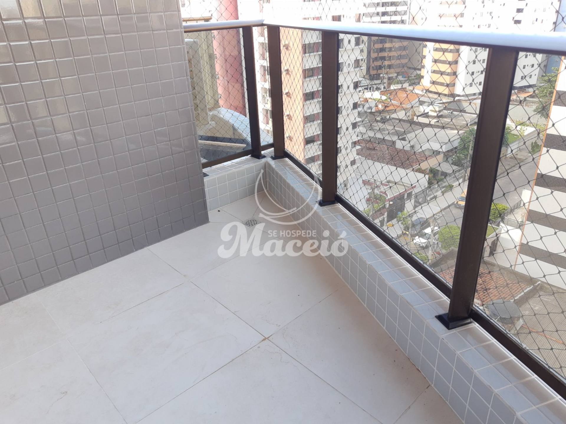 Quarto e sala sem mobília na Ponta Verde, pronto para morar.