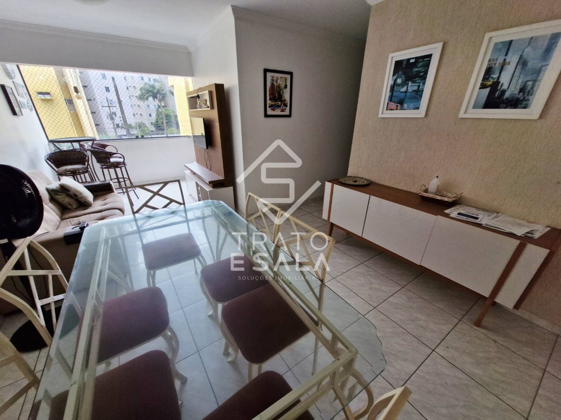 Três quartos, mobiliado e com fácil acesso a todas as regiões da cidade