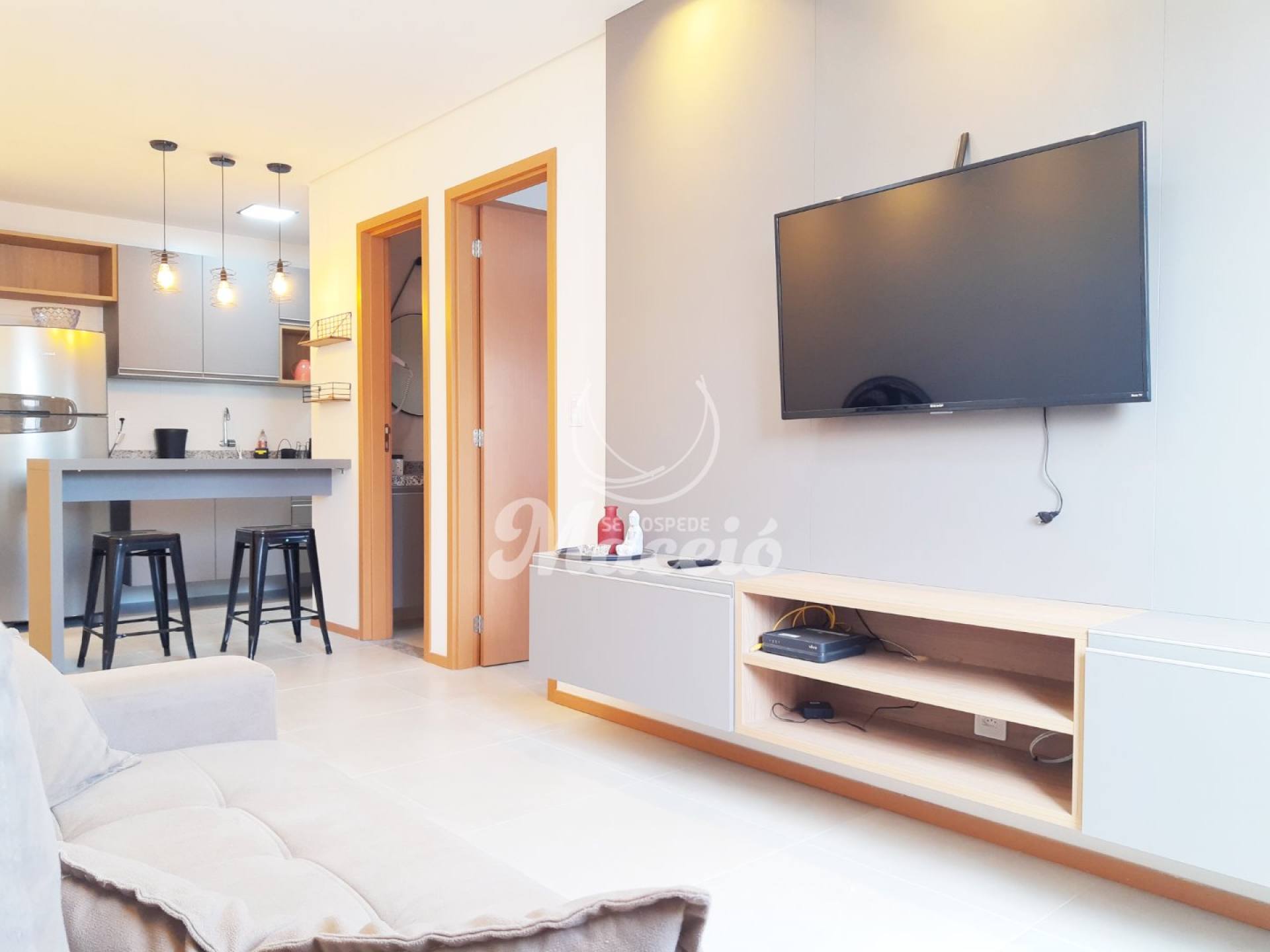 Quarto e sala mobiliado e à poucos metros da orla e do Corredor Vera Arruda