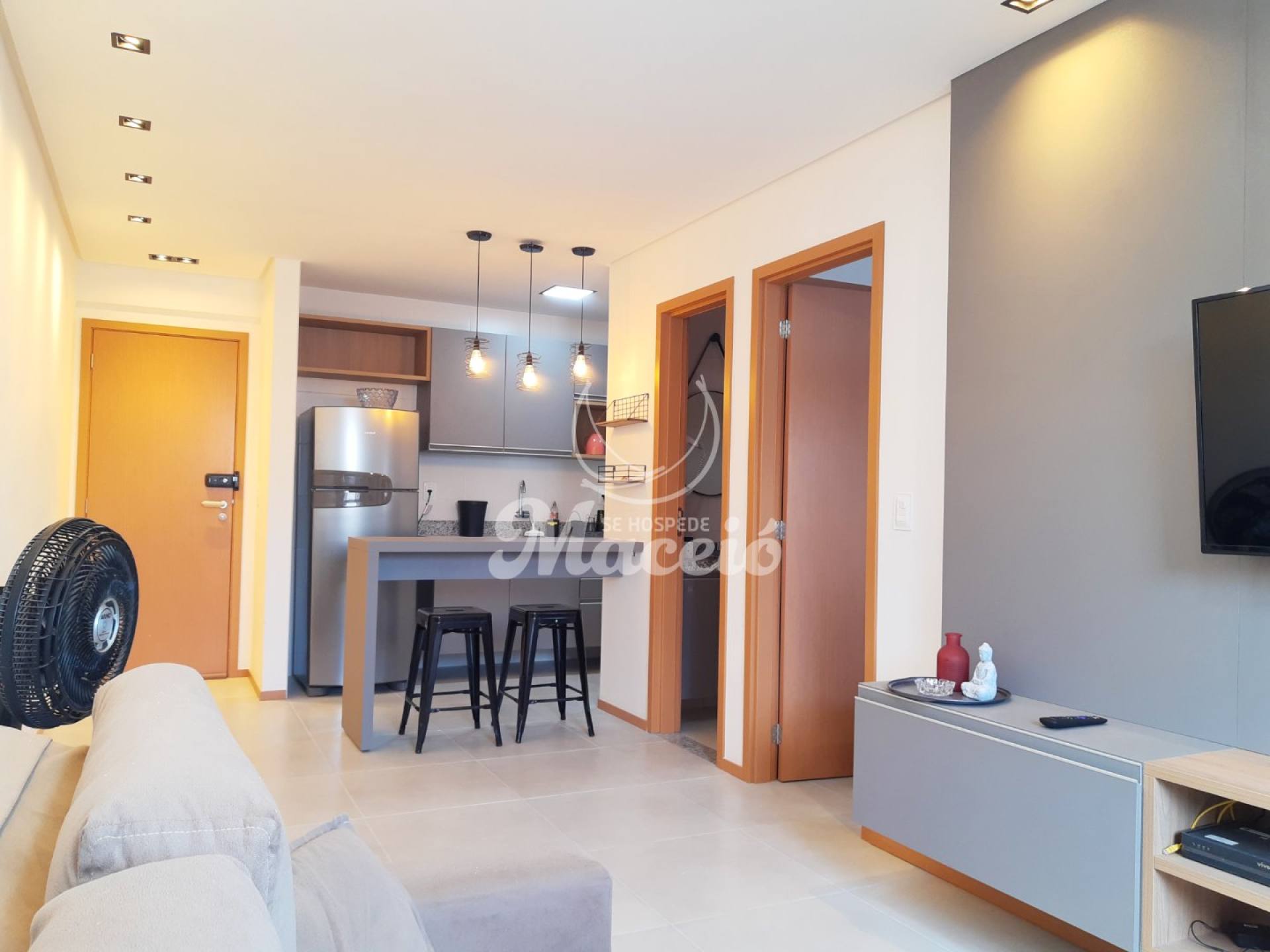 Quarto e sala mobiliado e à poucos metros da orla e do Corredor Vera Arruda
