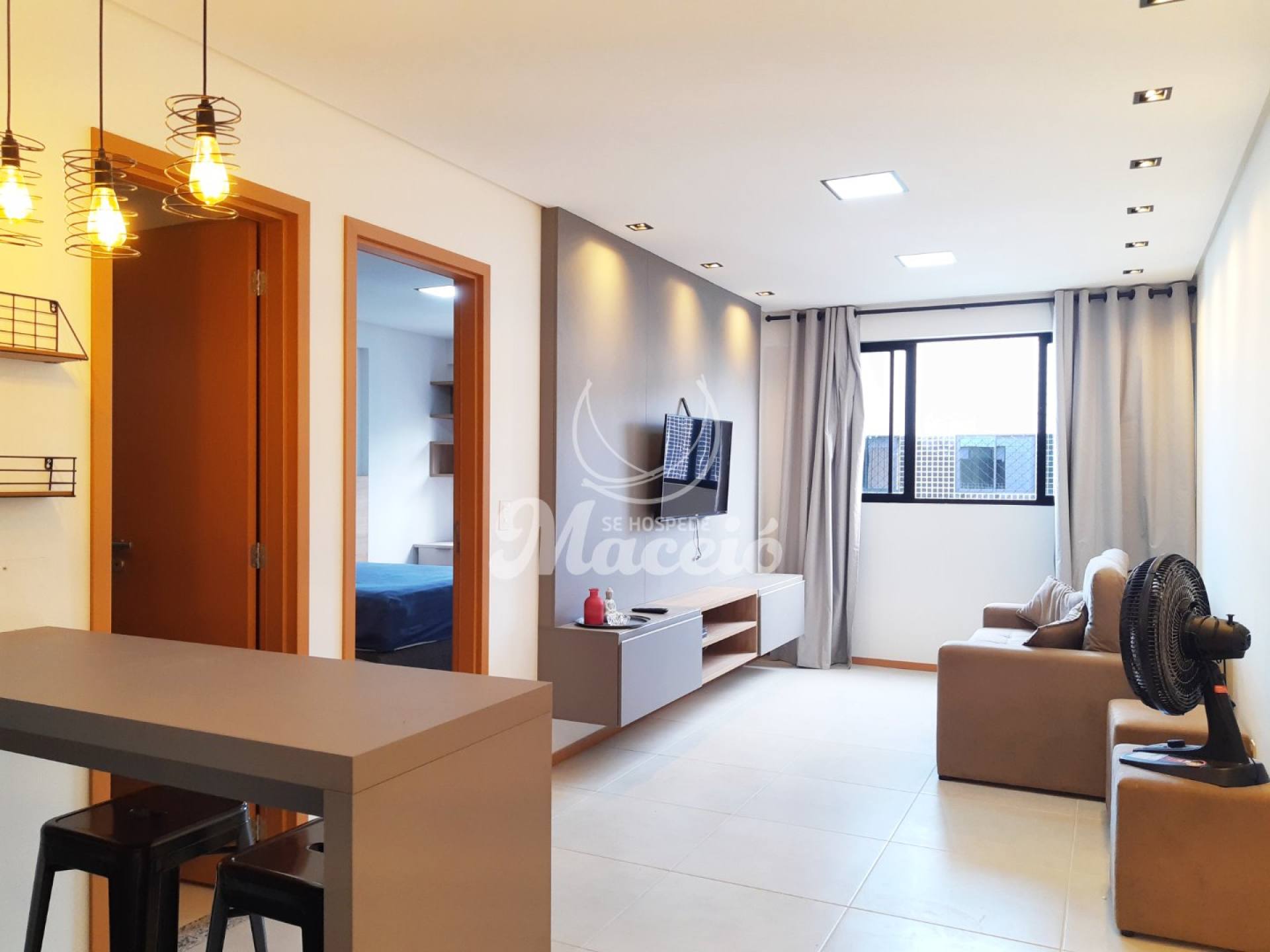 Quarto e sala mobiliado e à poucos metros da orla e do Corredor Vera Arruda