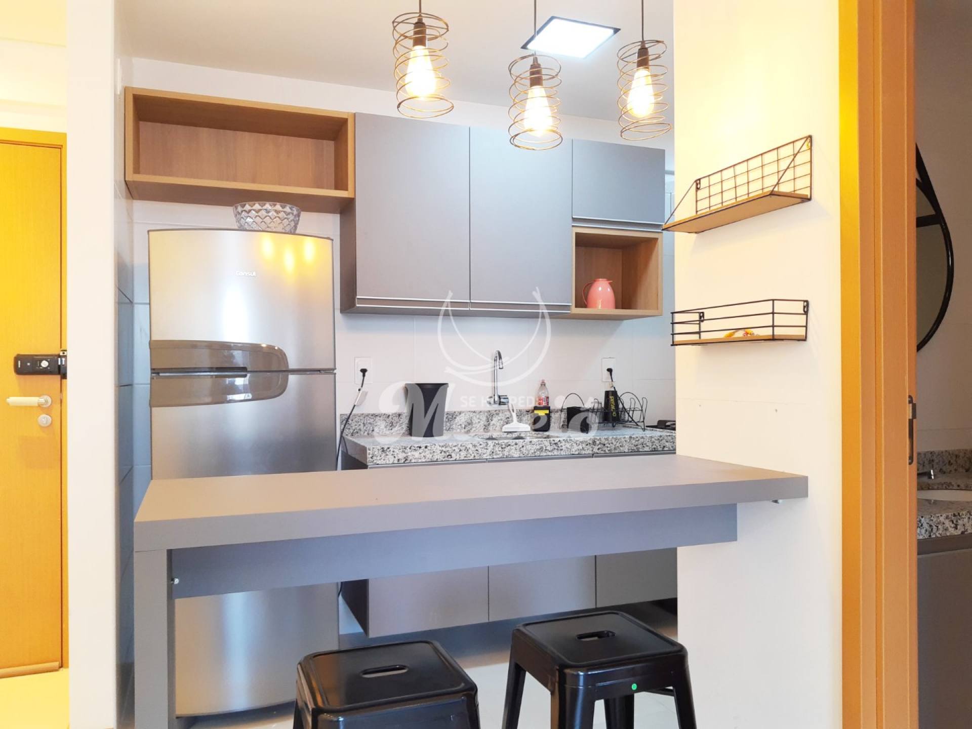 Quarto e sala mobiliado e à poucos metros da orla e do Corredor Vera Arruda