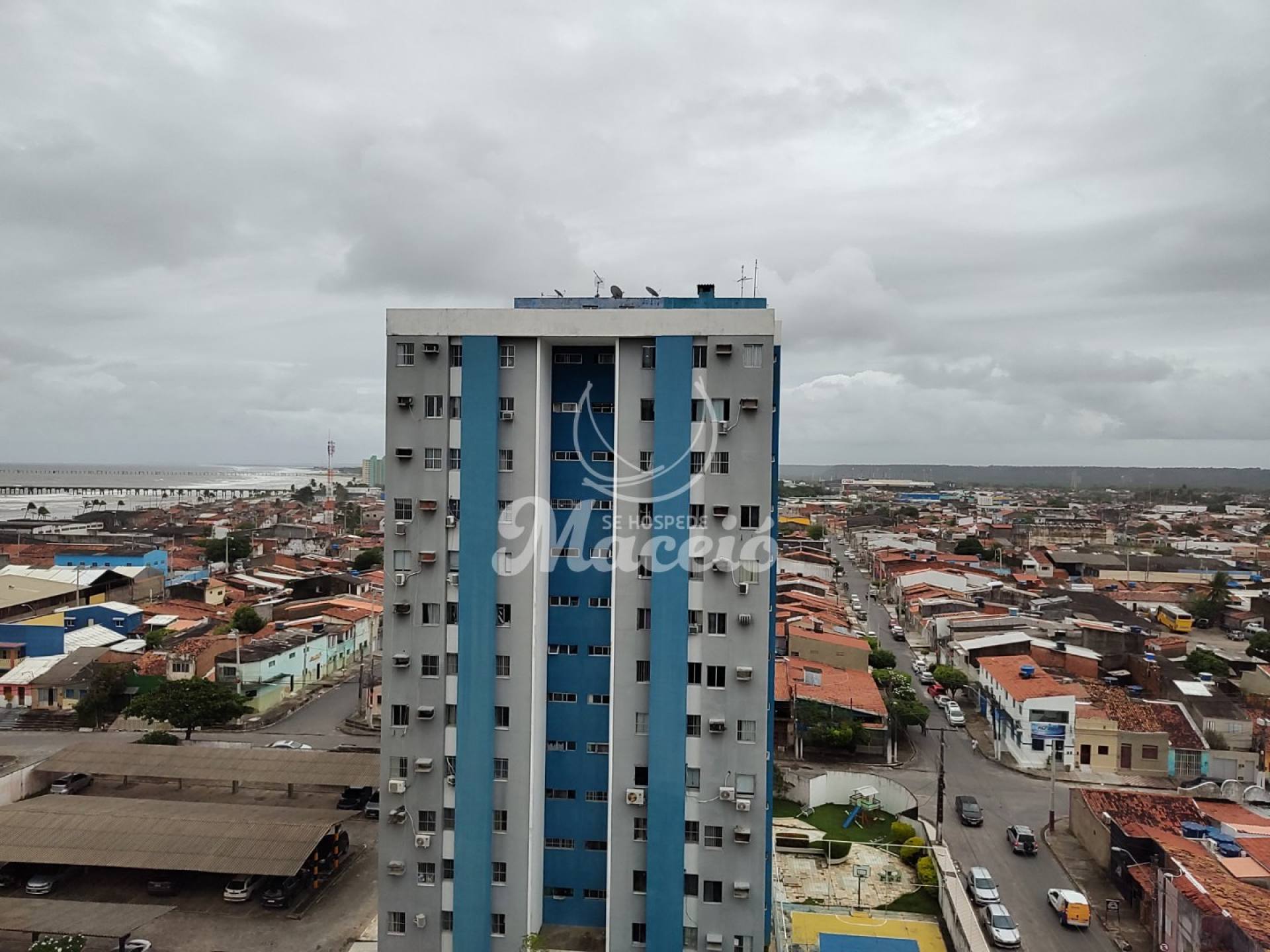 Três quartos, sendo uma suíte, em frente à Praça da Faculdade