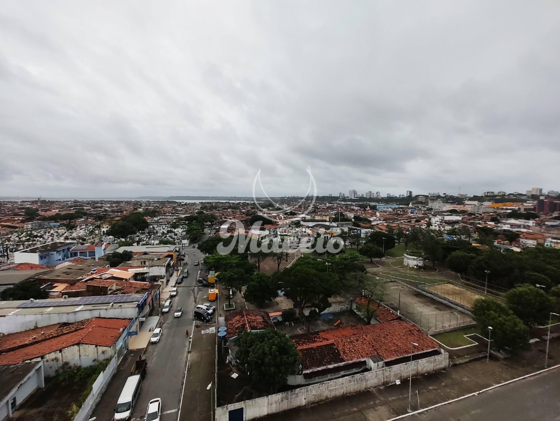 Três quartos, sendo uma suíte, em frente à Praça da Faculdade
