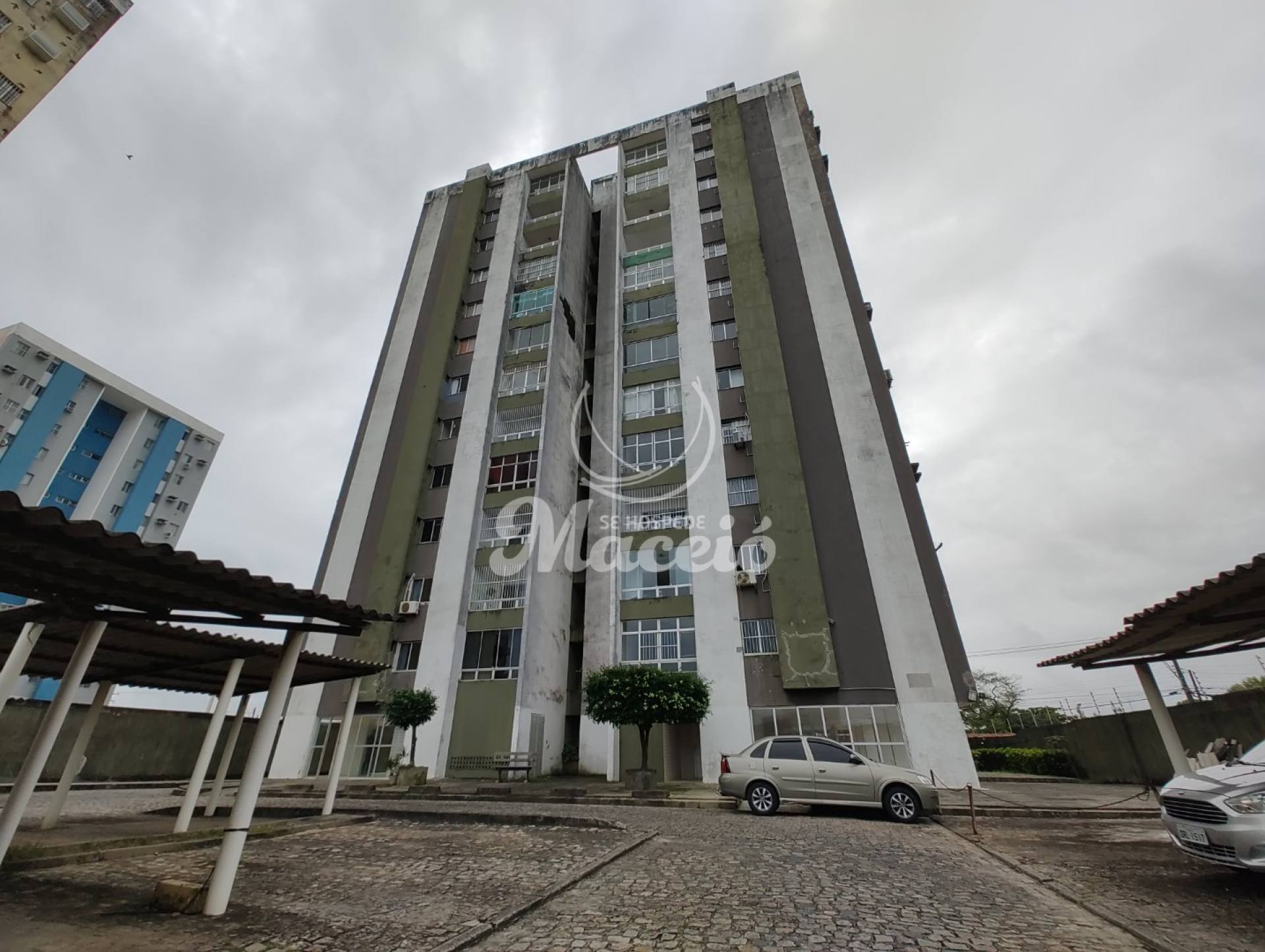 Três quartos, sendo uma suíte, em frente à Praça da Faculdade