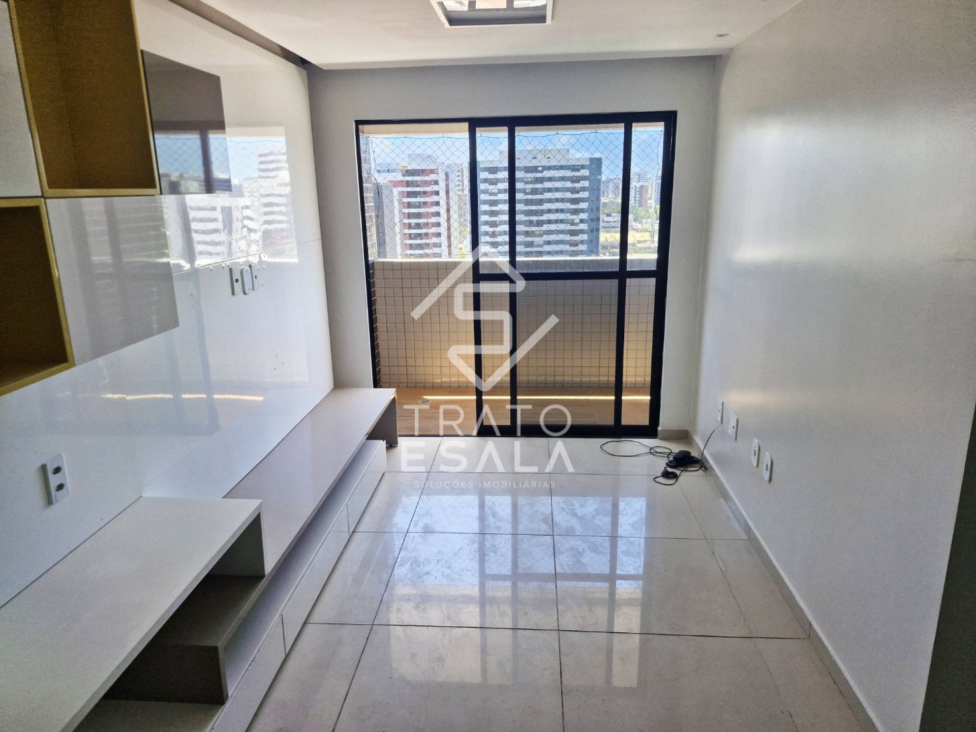 Três quartos, amplo, semi mobiliado, na Jatiúca