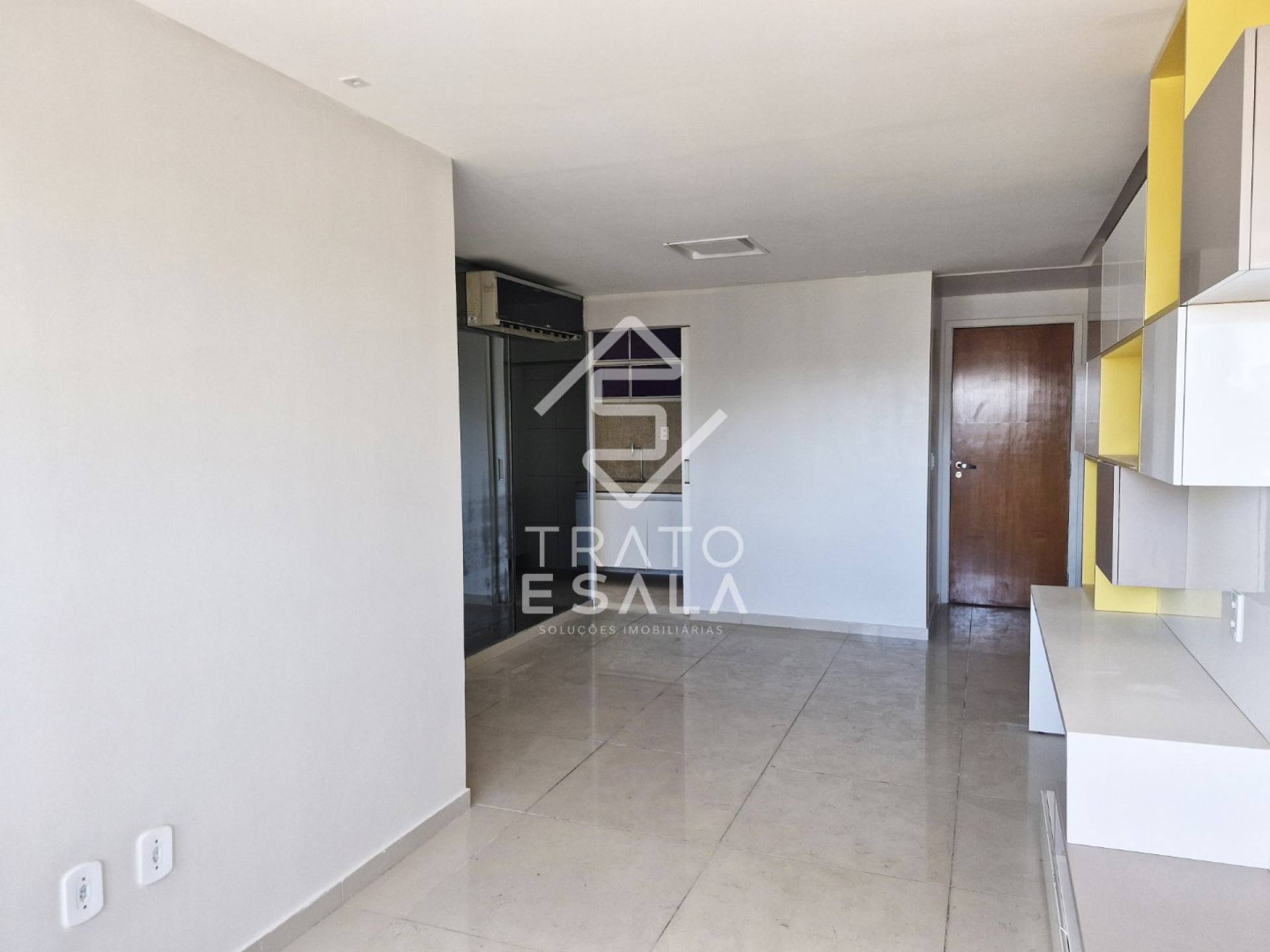 Três quartos, amplo, semi mobiliado, na Jatiúca