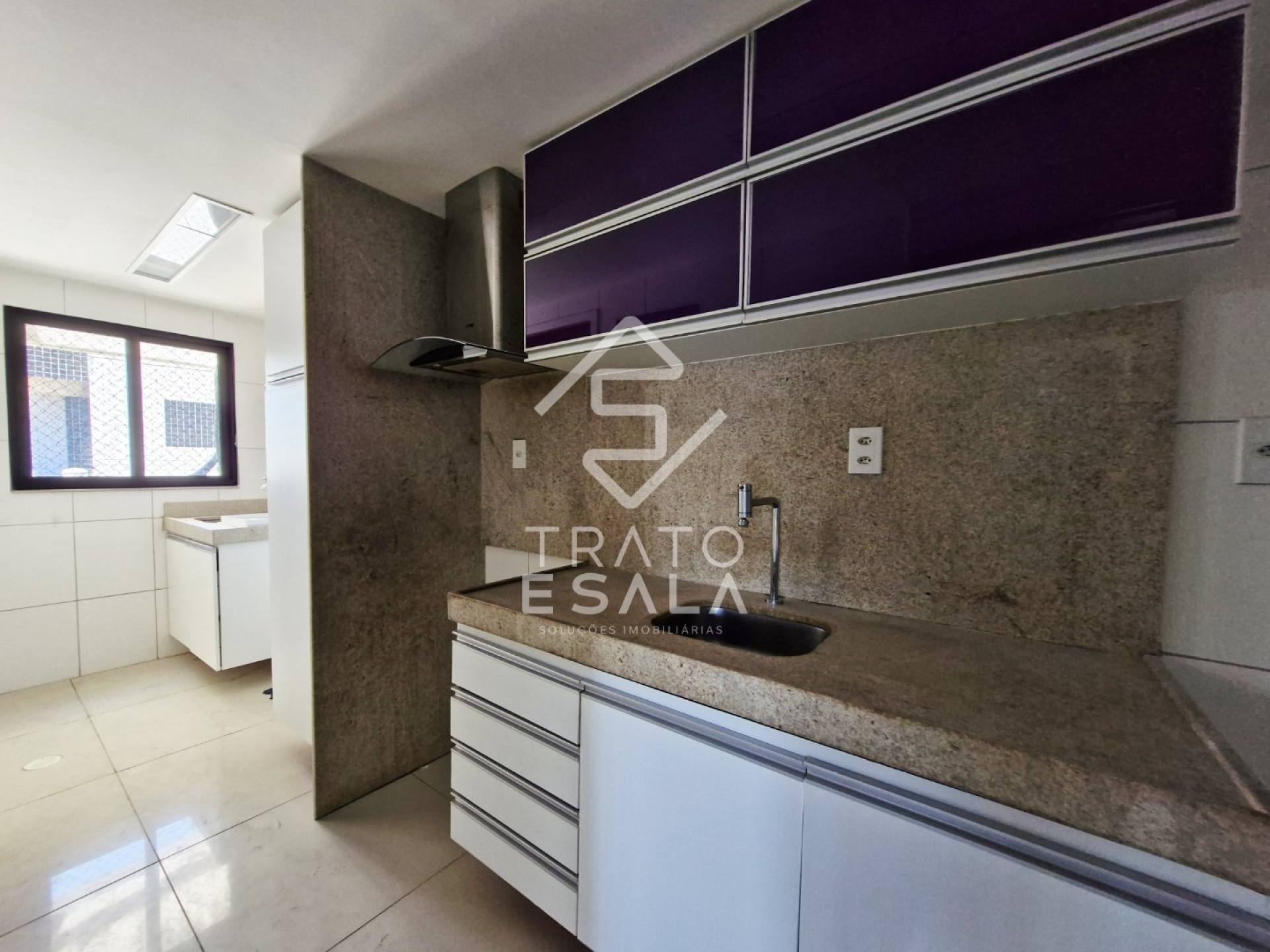 Três quartos, amplo, semi mobiliado, na Jatiúca