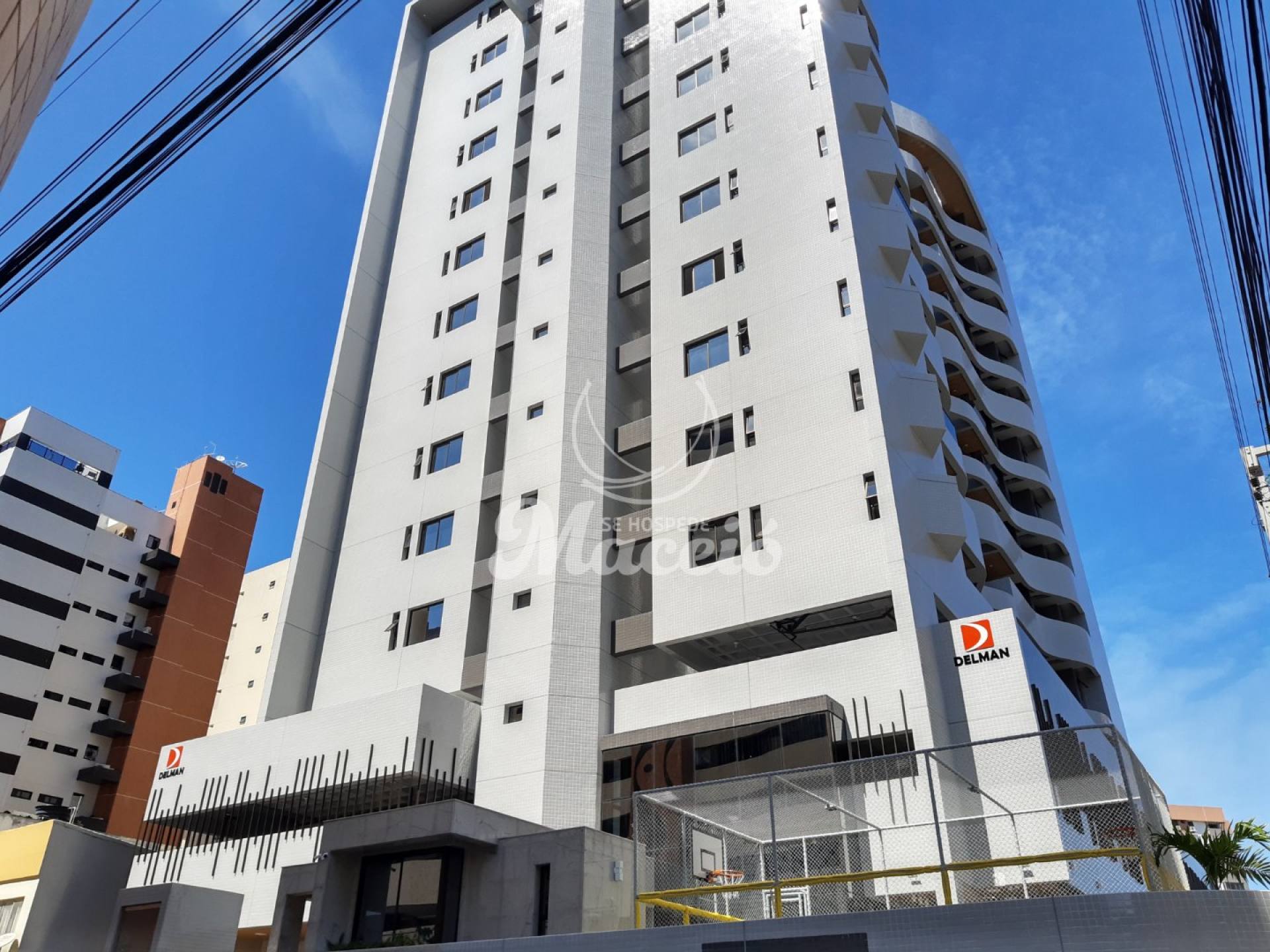 Na Ponta Verde, um quarto e sala charmoso e recheado de facilidades