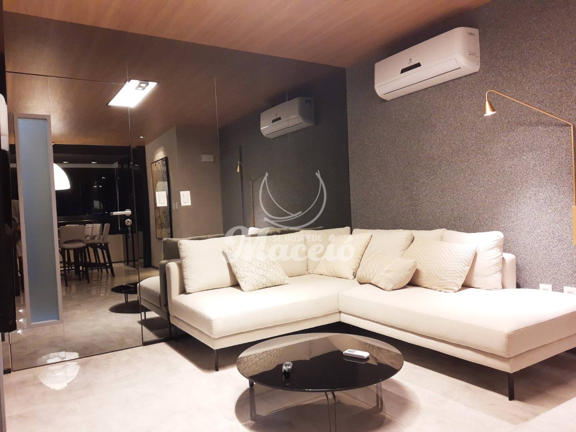 Três quartos mobiliado e incrivelmente luxuoso, na Ponta Verde