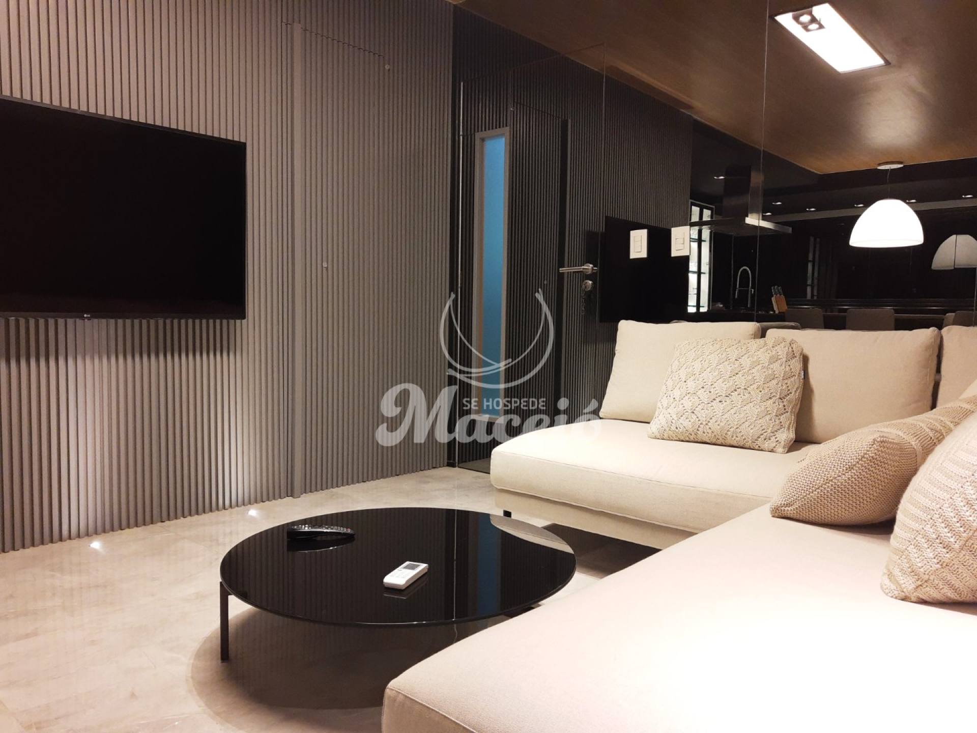 Três quartos mobiliado e incrivelmente luxuoso, na Ponta Verde