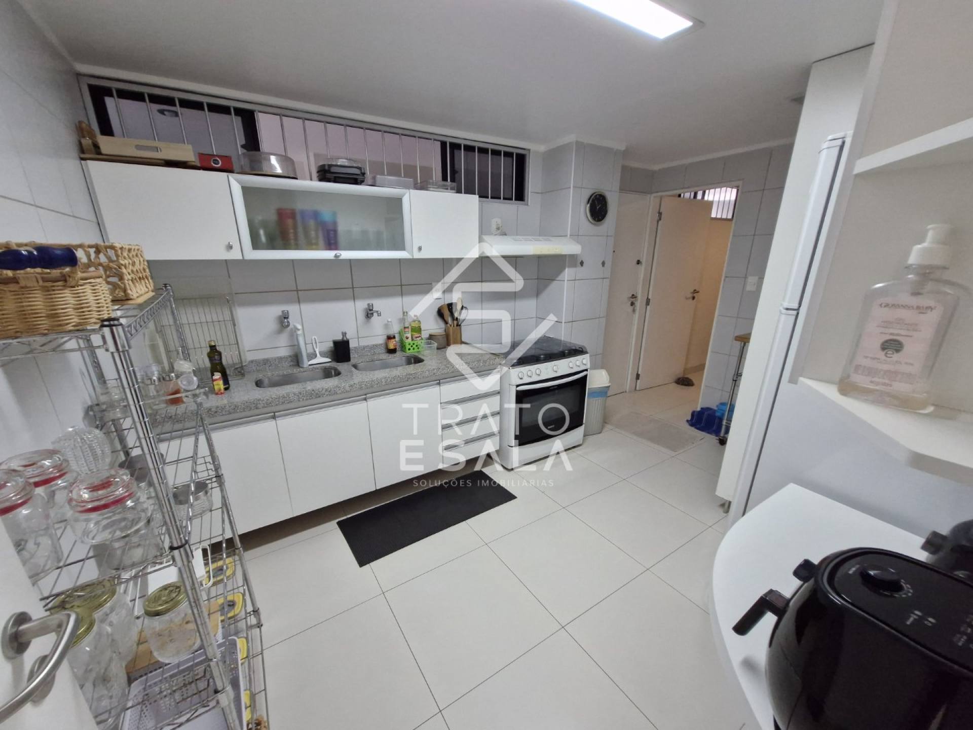 Três quartos, 1 suíte + 1 reversível na Ponta Verde