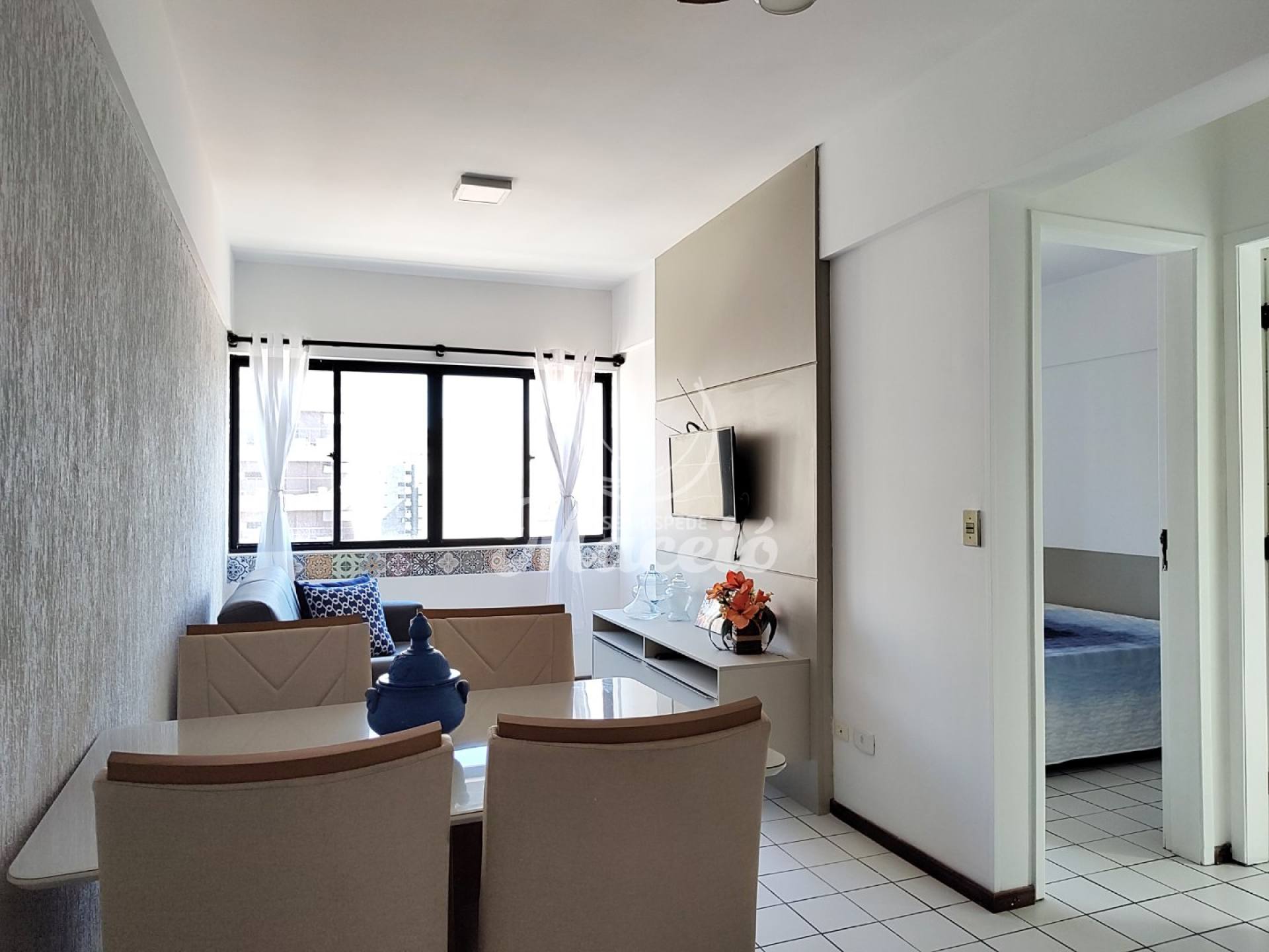 Quarto e sala mobiliado, a uma quadra da praia