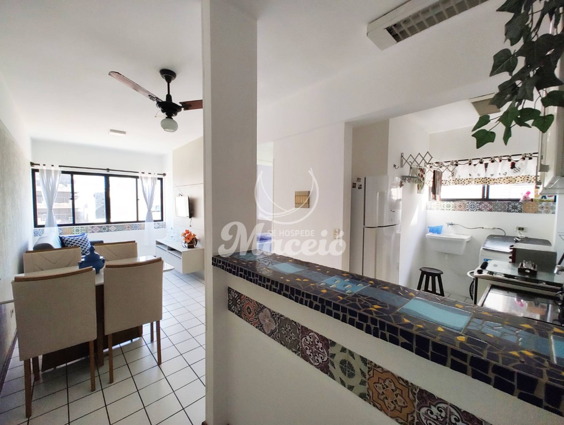 Quarto e sala mobiliado, a uma quadra da praia