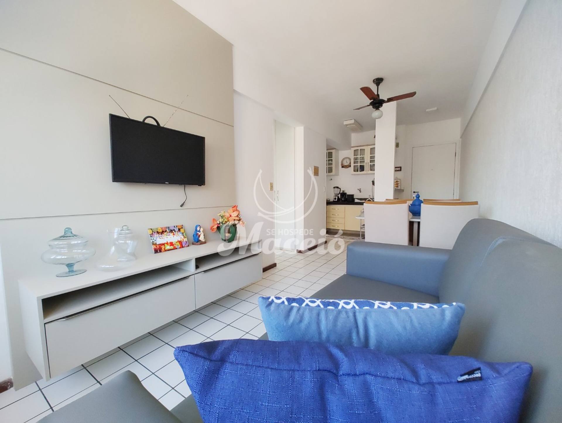 Quarto e sala mobiliado, a uma quadra da praia