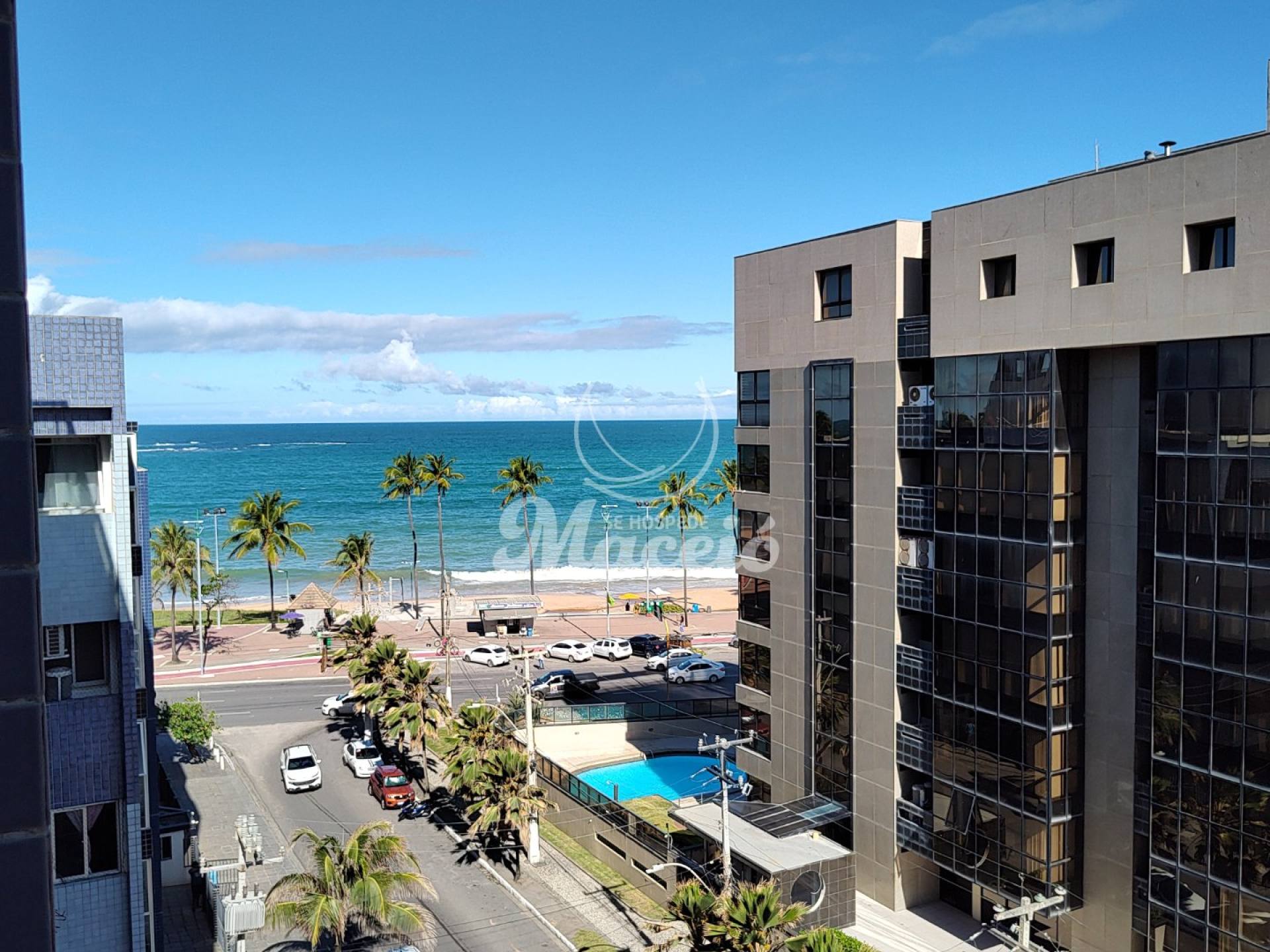 Quarto e sala mobiliado, a uma quadra da praia