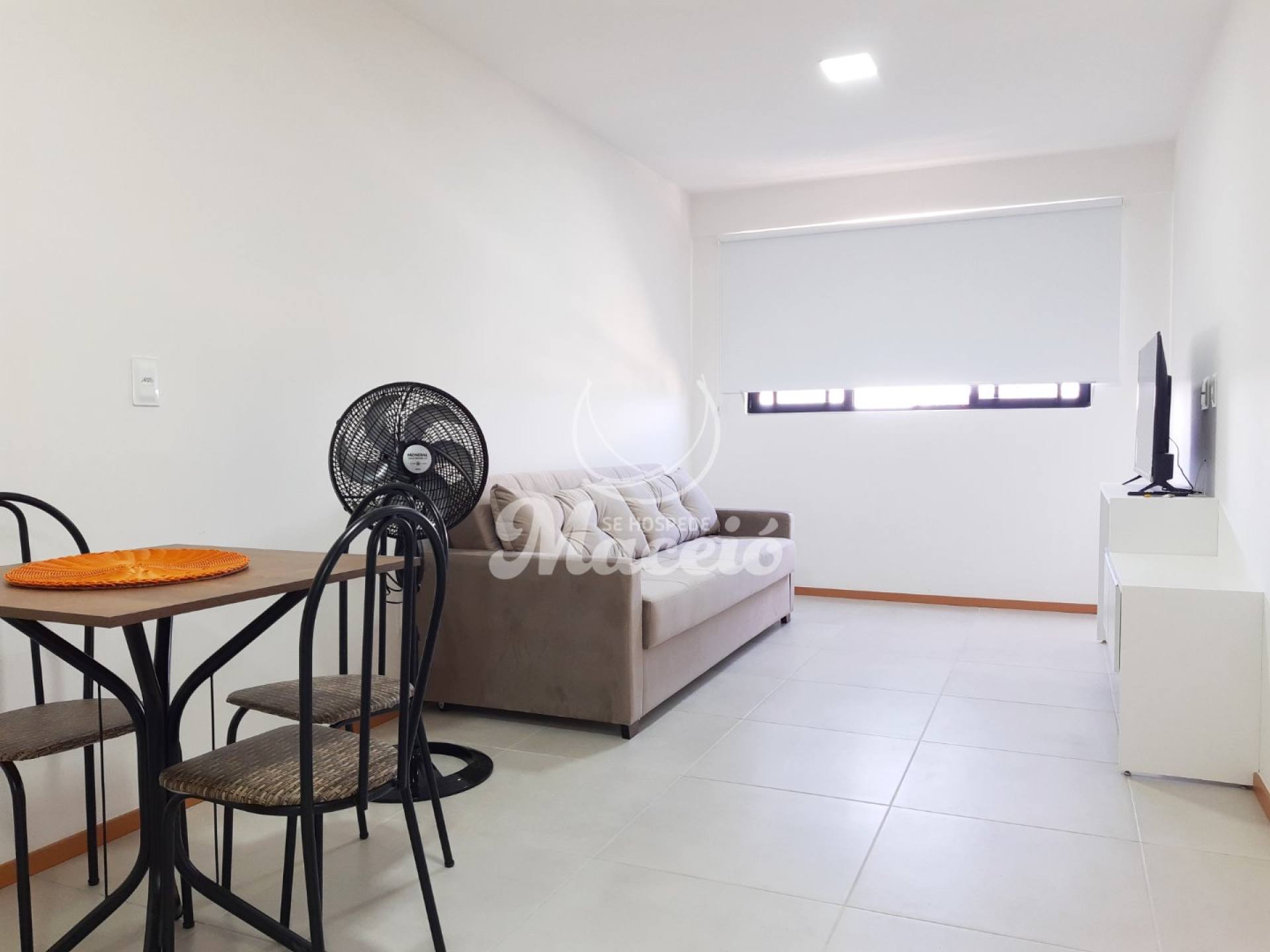 Quarto e sala mobiliado e à poucos metros da orla e do Corredor Vera Arruda