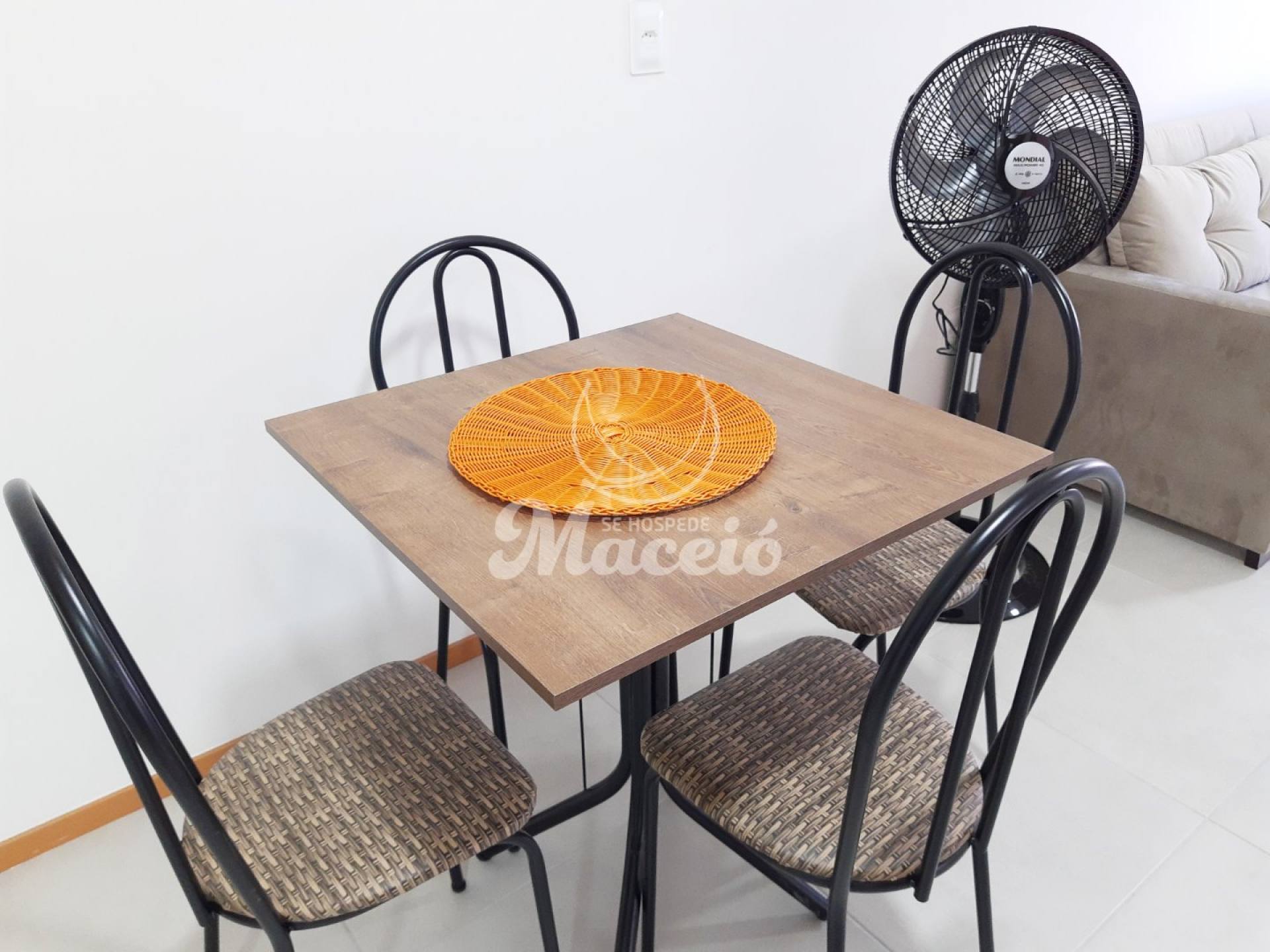 Quarto e sala mobiliado e à poucos metros da orla e do Corredor Vera Arruda