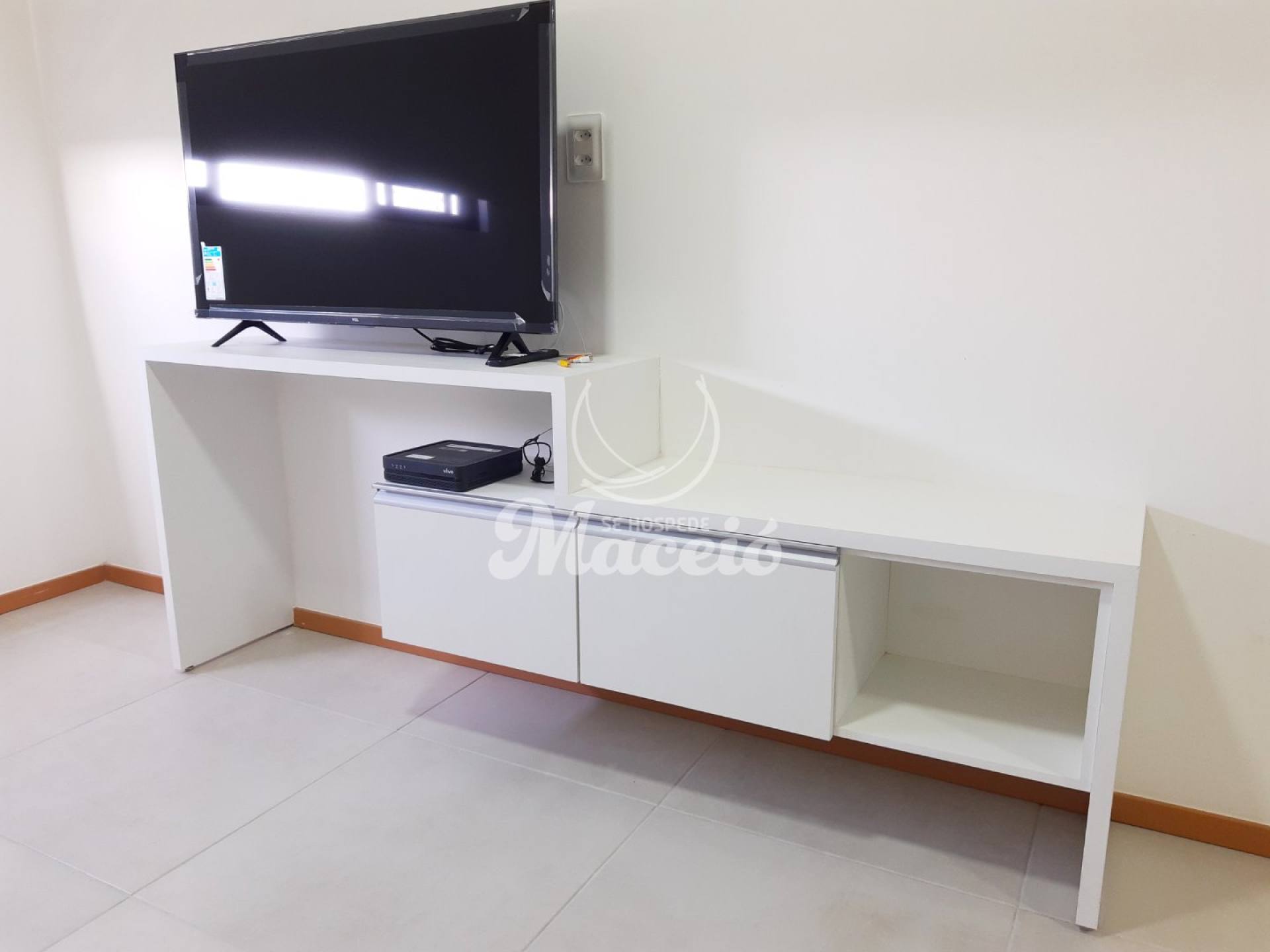 Quarto e sala mobiliado e à poucos metros da orla e do Corredor Vera Arruda