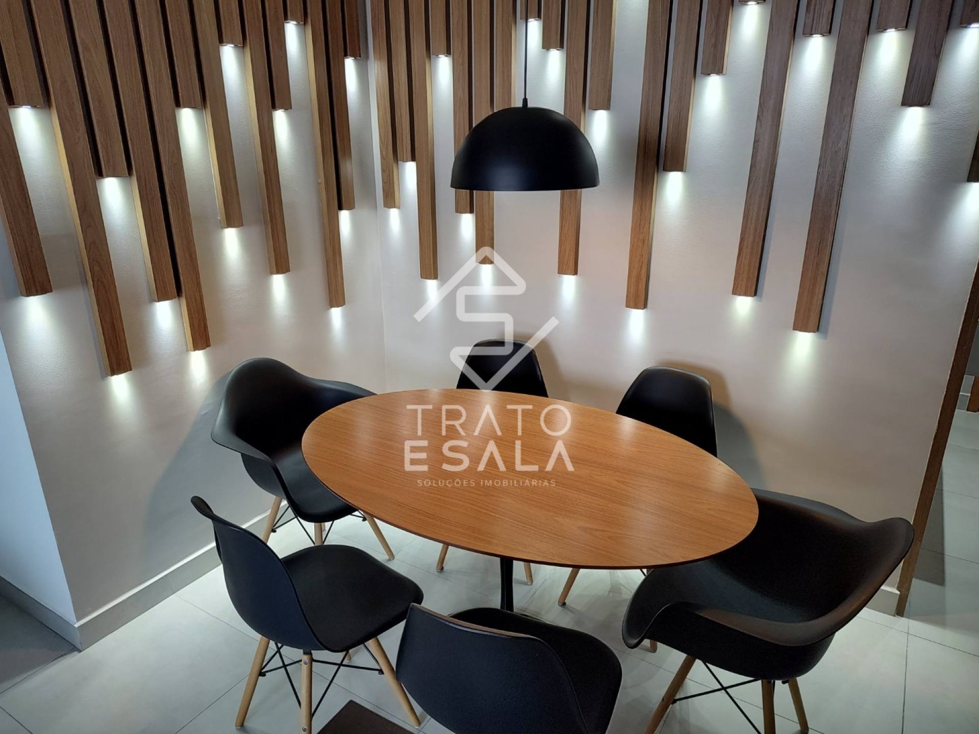 Dois quartos sendo 1 suíte completo e decorado, próximo às orlas de Ponta Verde e Pajuçara