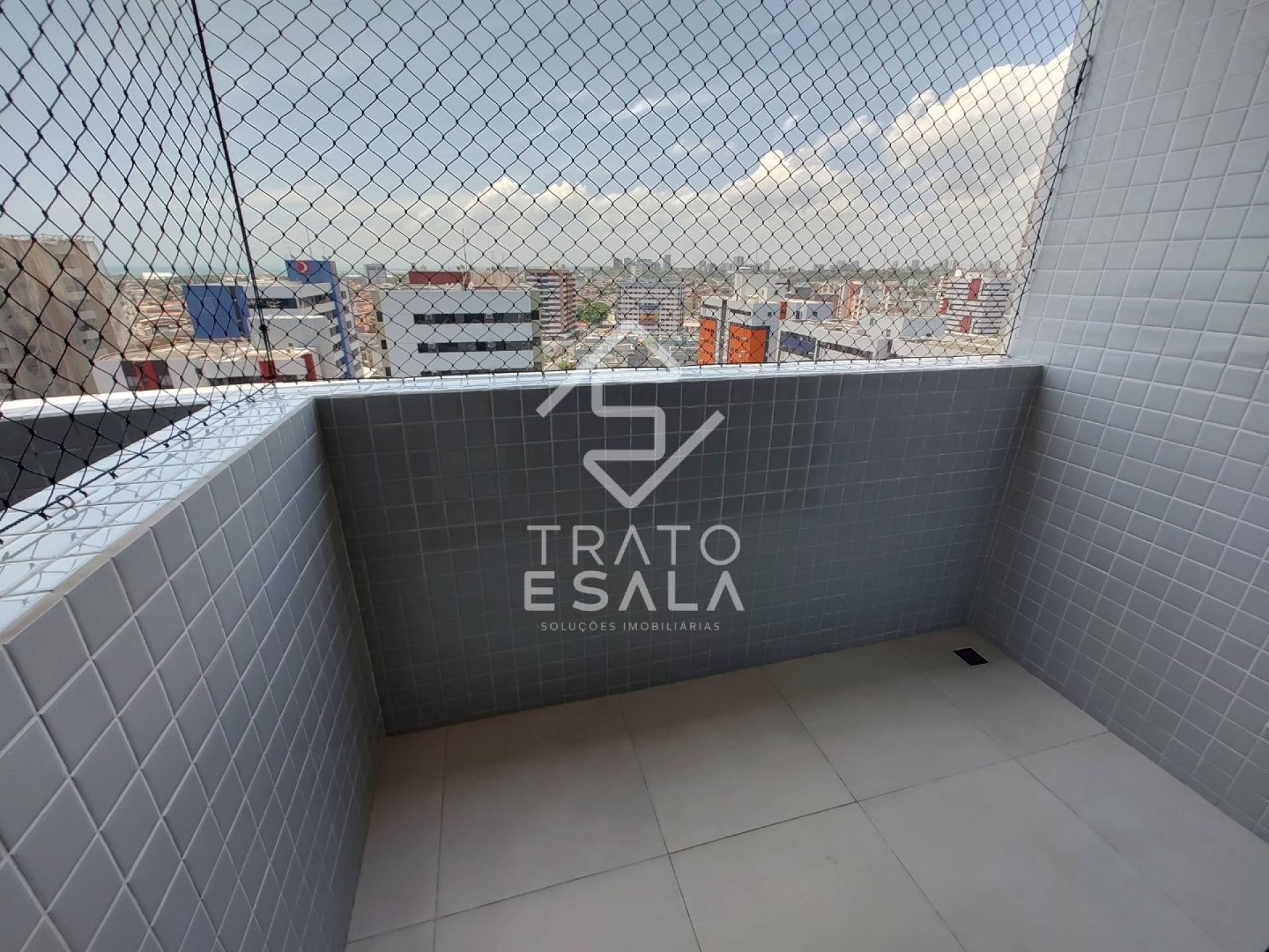 Dois quartos sendo 1 suíte completo e decorado, próximo às orlas de Ponta Verde e Pajuçara