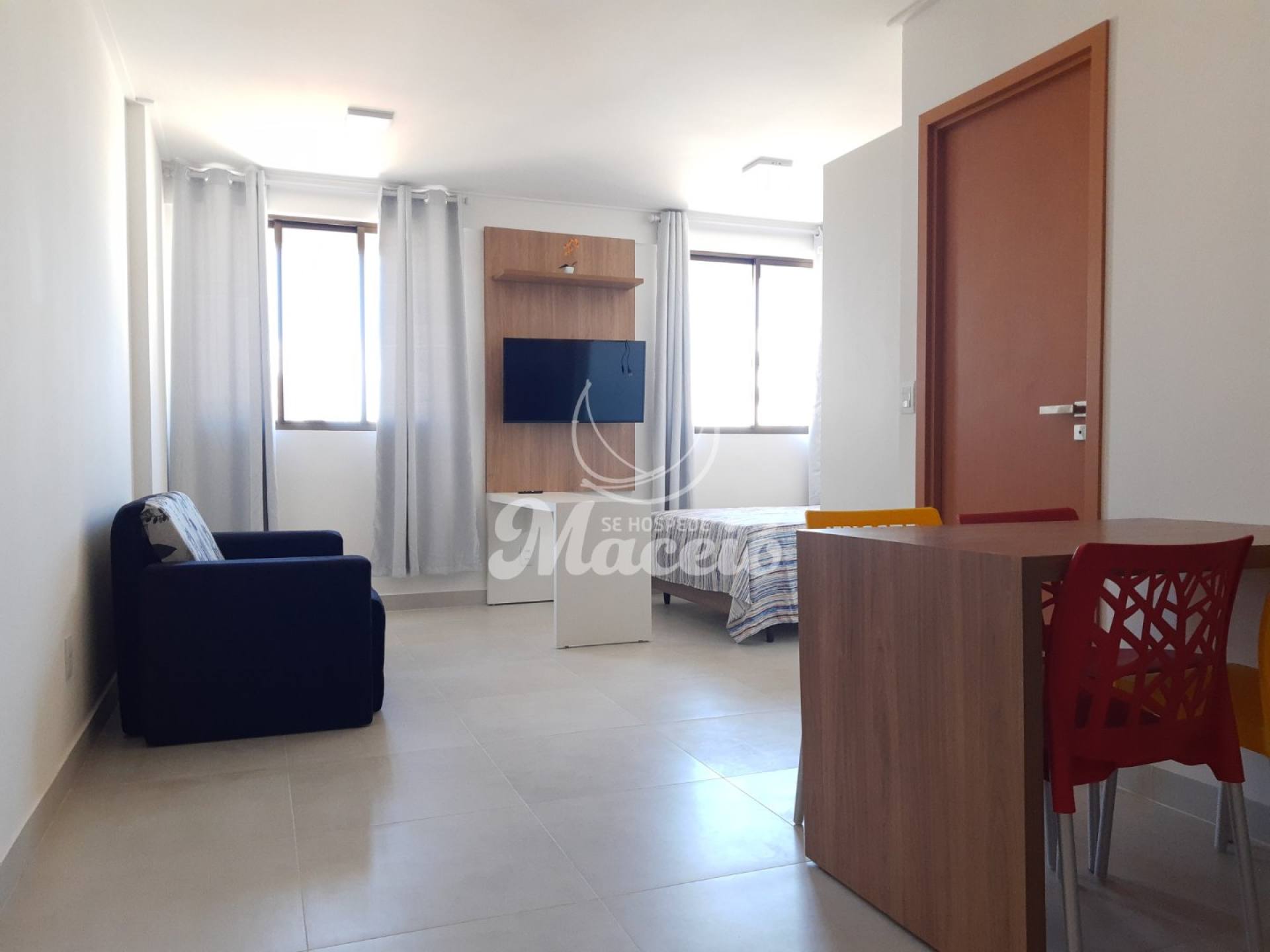 Studio decorado e completo, na Ponta Verde