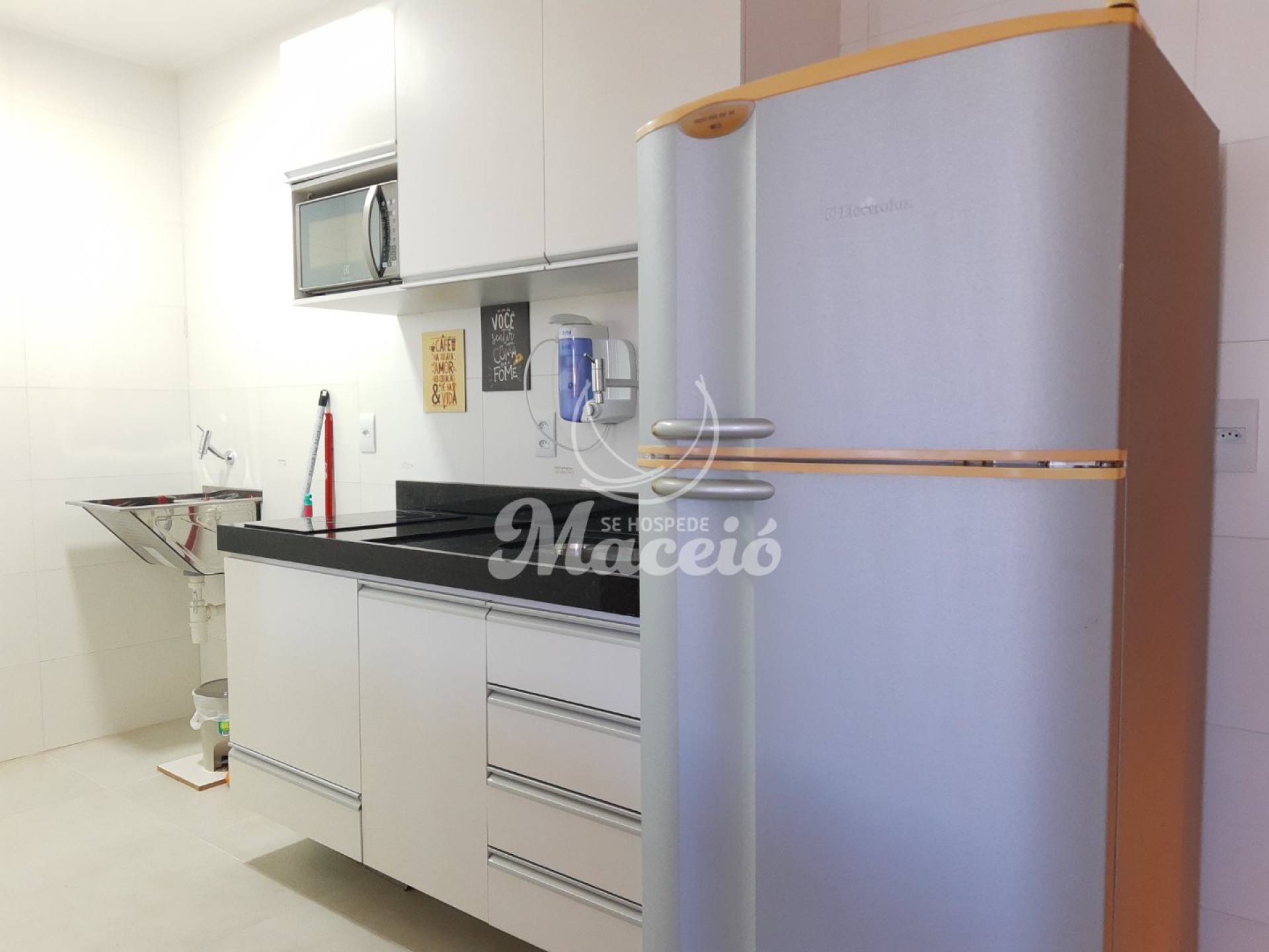 Studio decorado e completo, na Ponta Verde