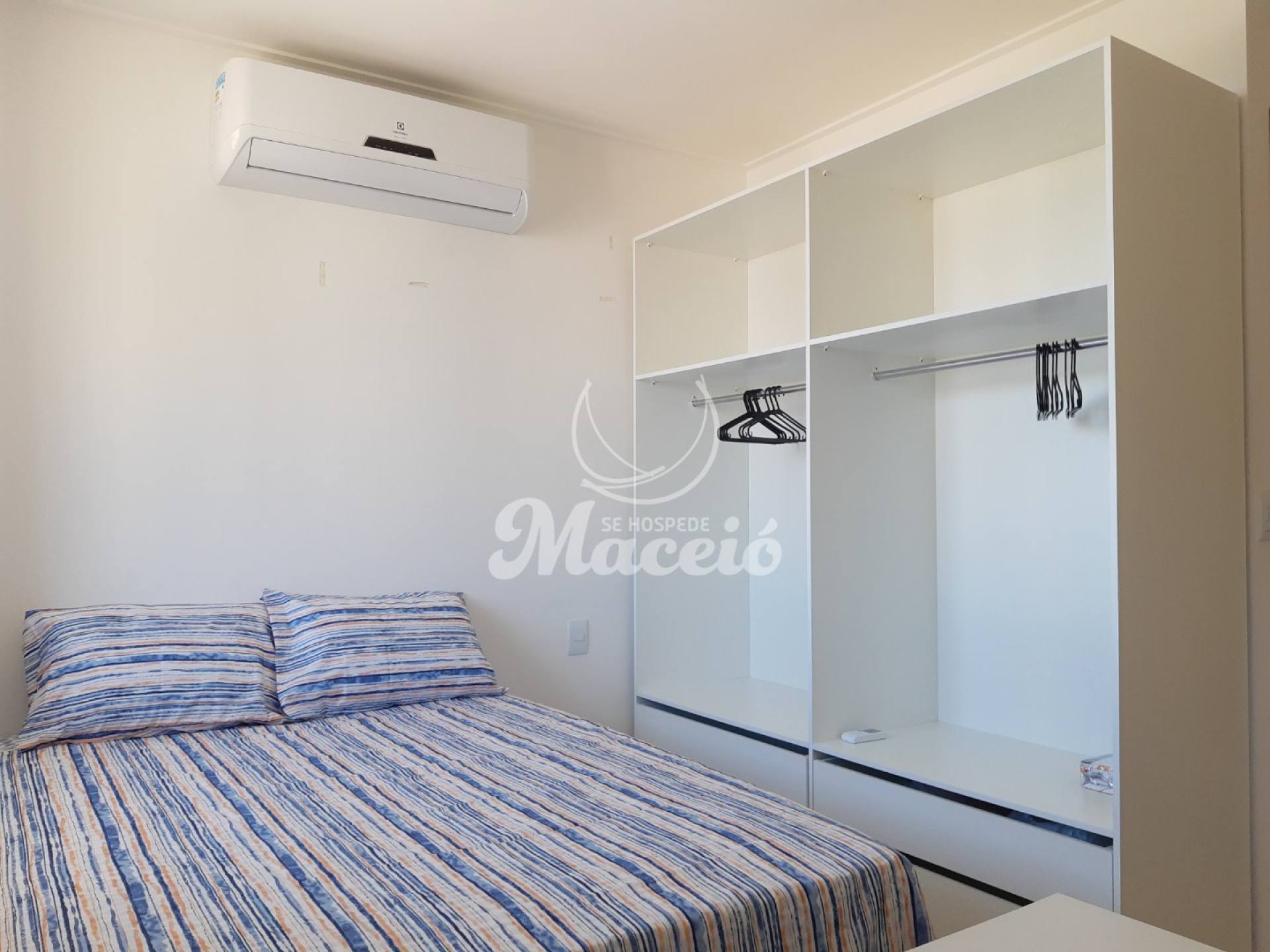 Studio decorado e completo, na Ponta Verde