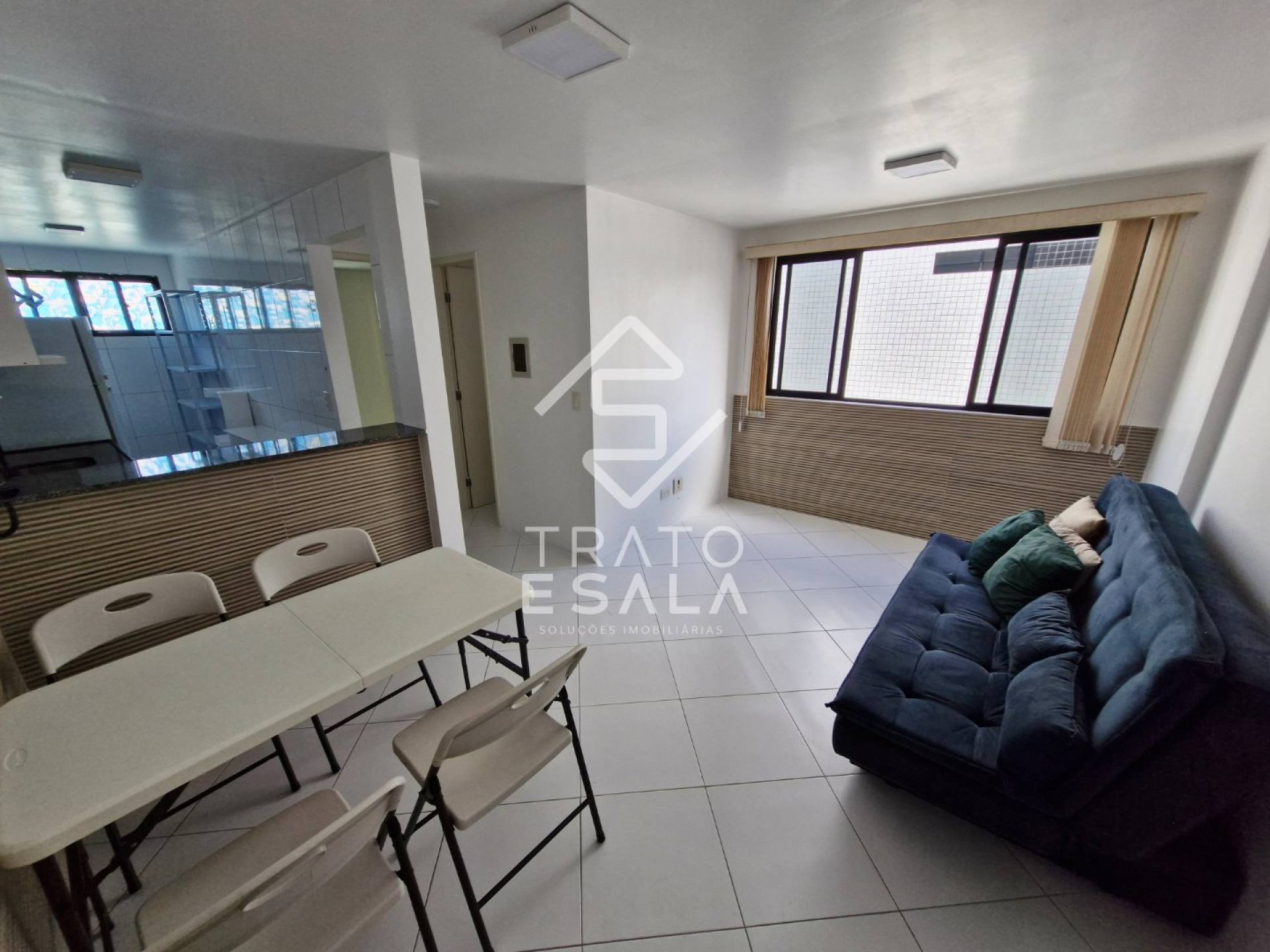 Quarto e sala, semi mobiliado, excelente localização na Ponta Verde