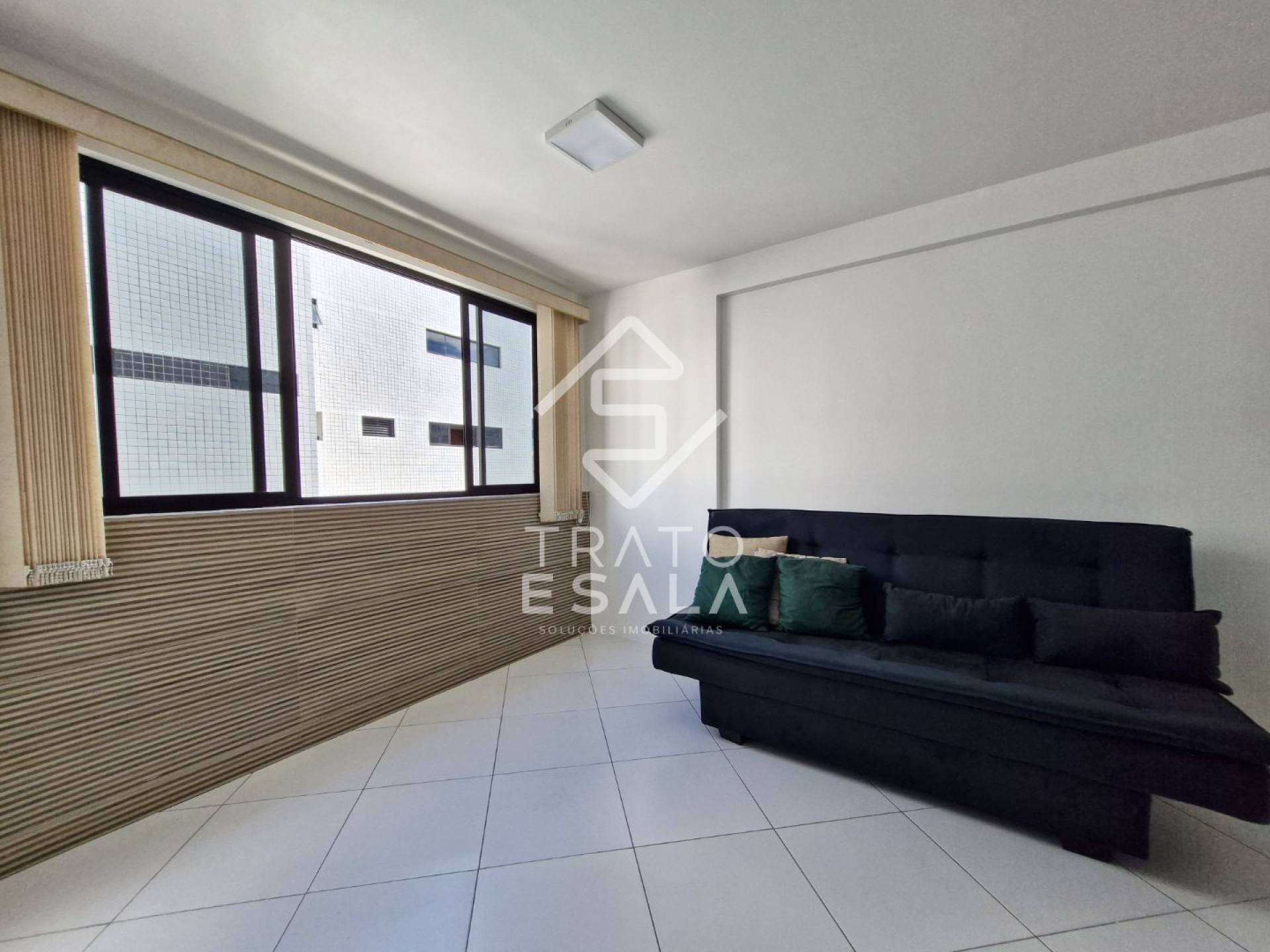 Quarto e sala, semi mobiliado, excelente localização na Ponta Verde