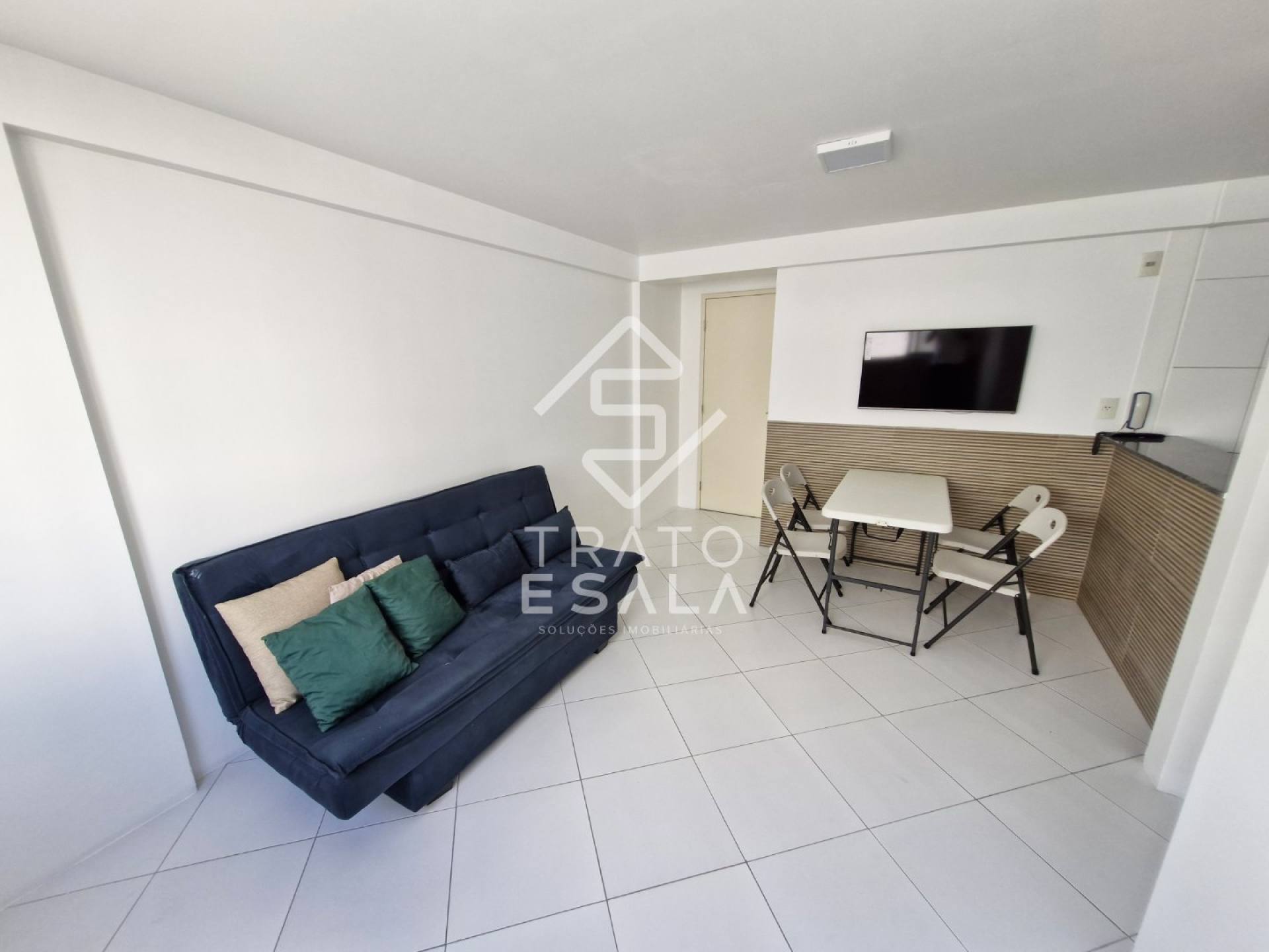 Quarto e sala, semi mobiliado, excelente localização na Ponta Verde