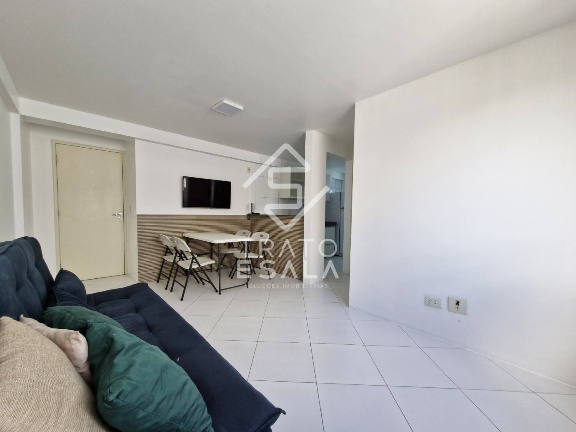 Quarto e sala, semi mobiliado, excelente localização na Ponta Verde