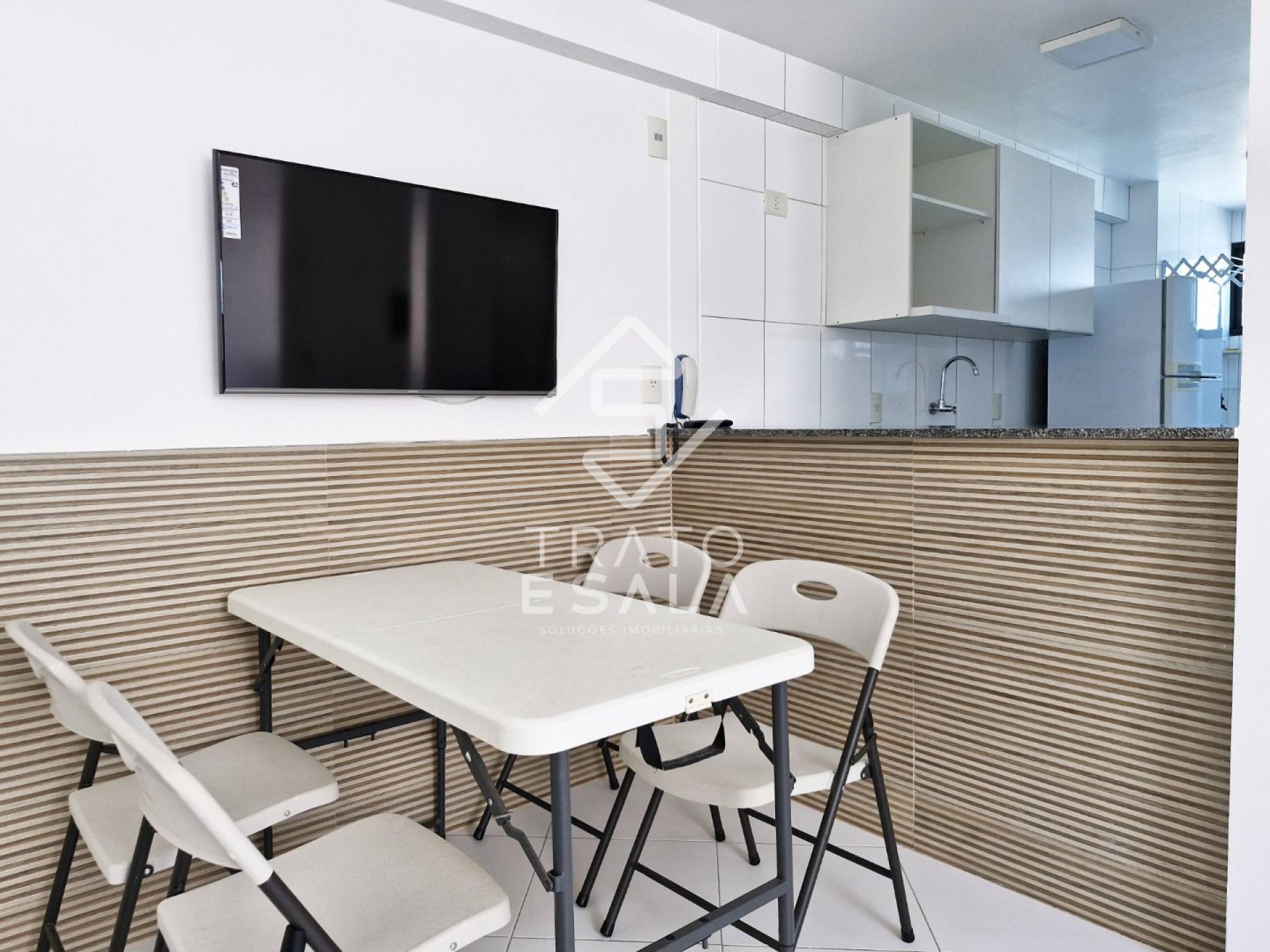 Quarto e sala, semi mobiliado, excelente localização na Ponta Verde