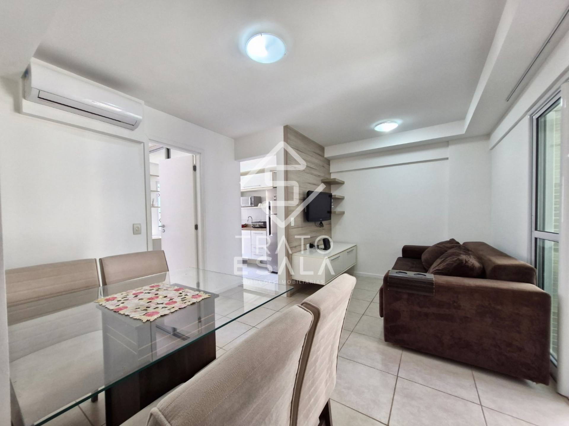 Quarto e sala, mobiliado e a poucos passos da orla mais bonita do Brasil