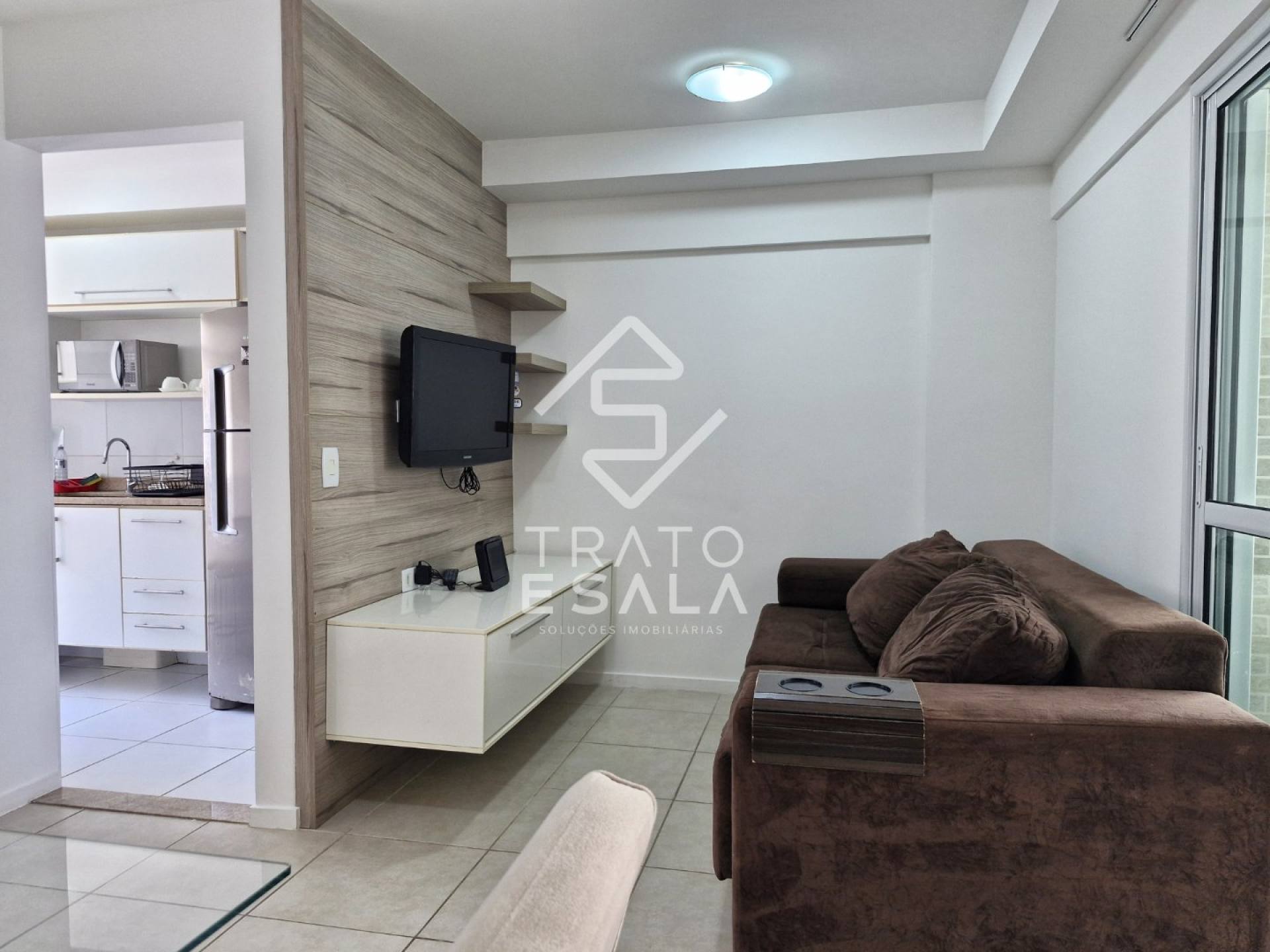 Quarto e sala, mobiliado e a poucos passos da orla mais bonita do Brasil