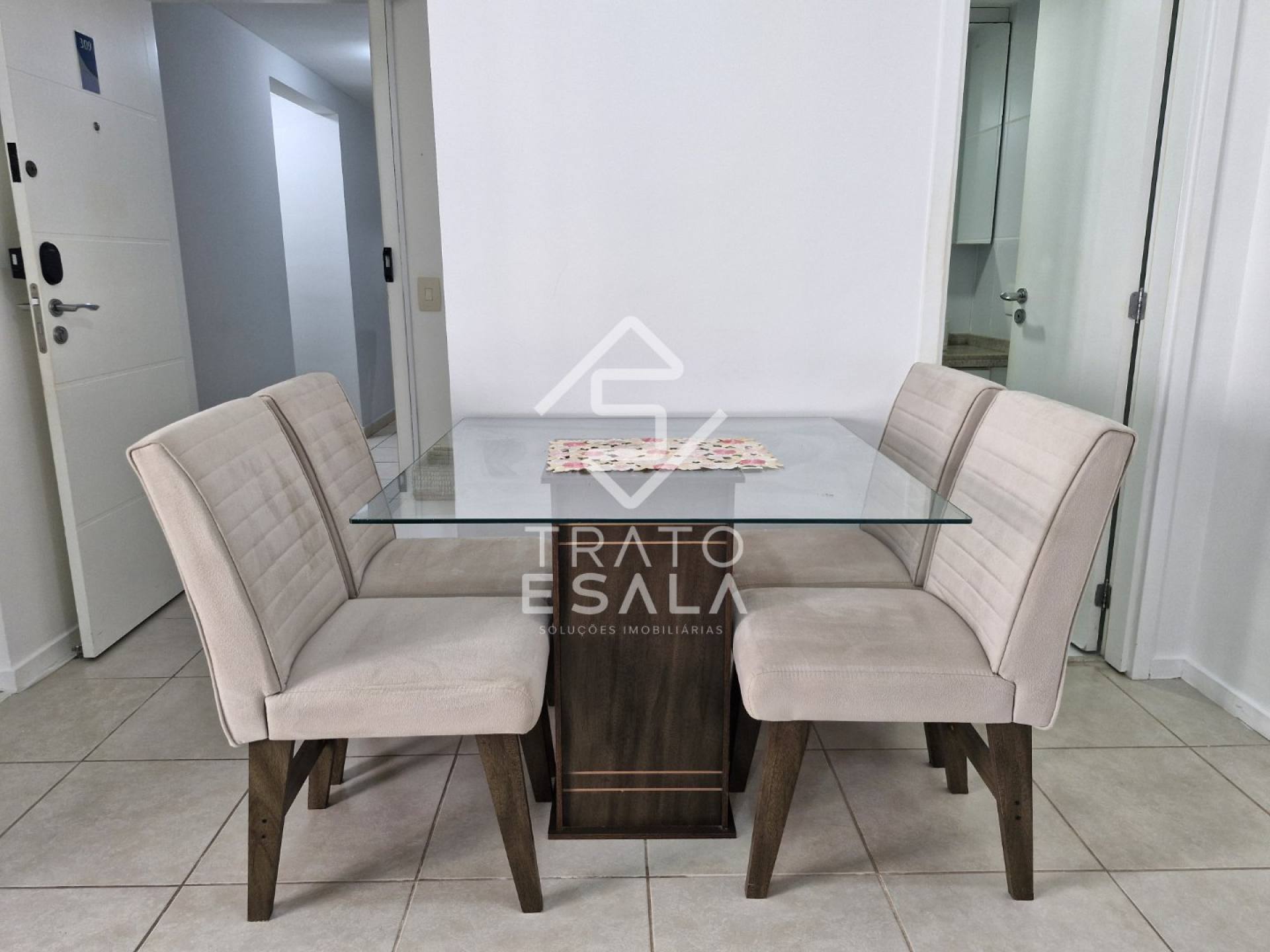 Quarto e sala, mobiliado e a poucos passos da orla mais bonita do Brasil