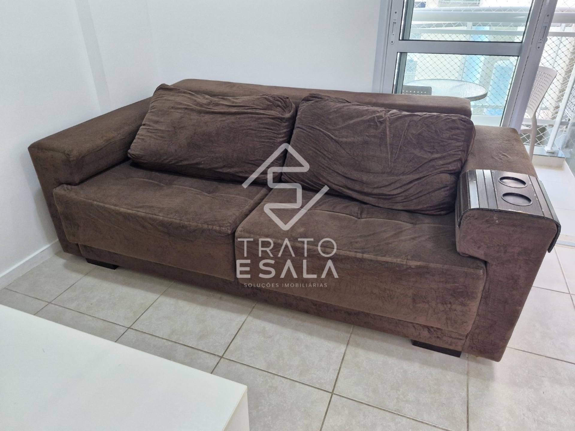 Quarto e sala, mobiliado e a poucos passos da orla mais bonita do Brasil