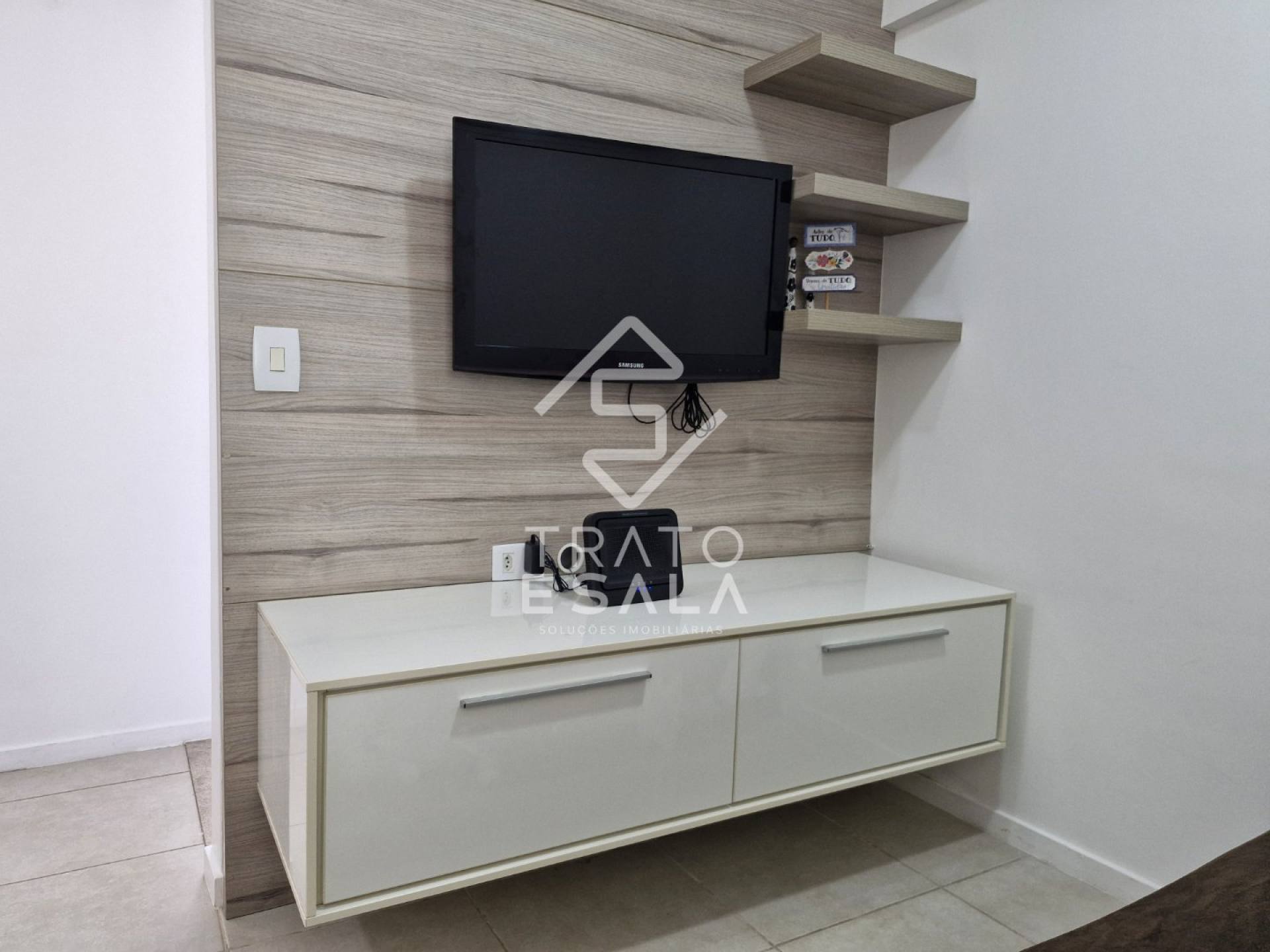 Quarto e sala, mobiliado e a poucos passos da orla mais bonita do Brasil