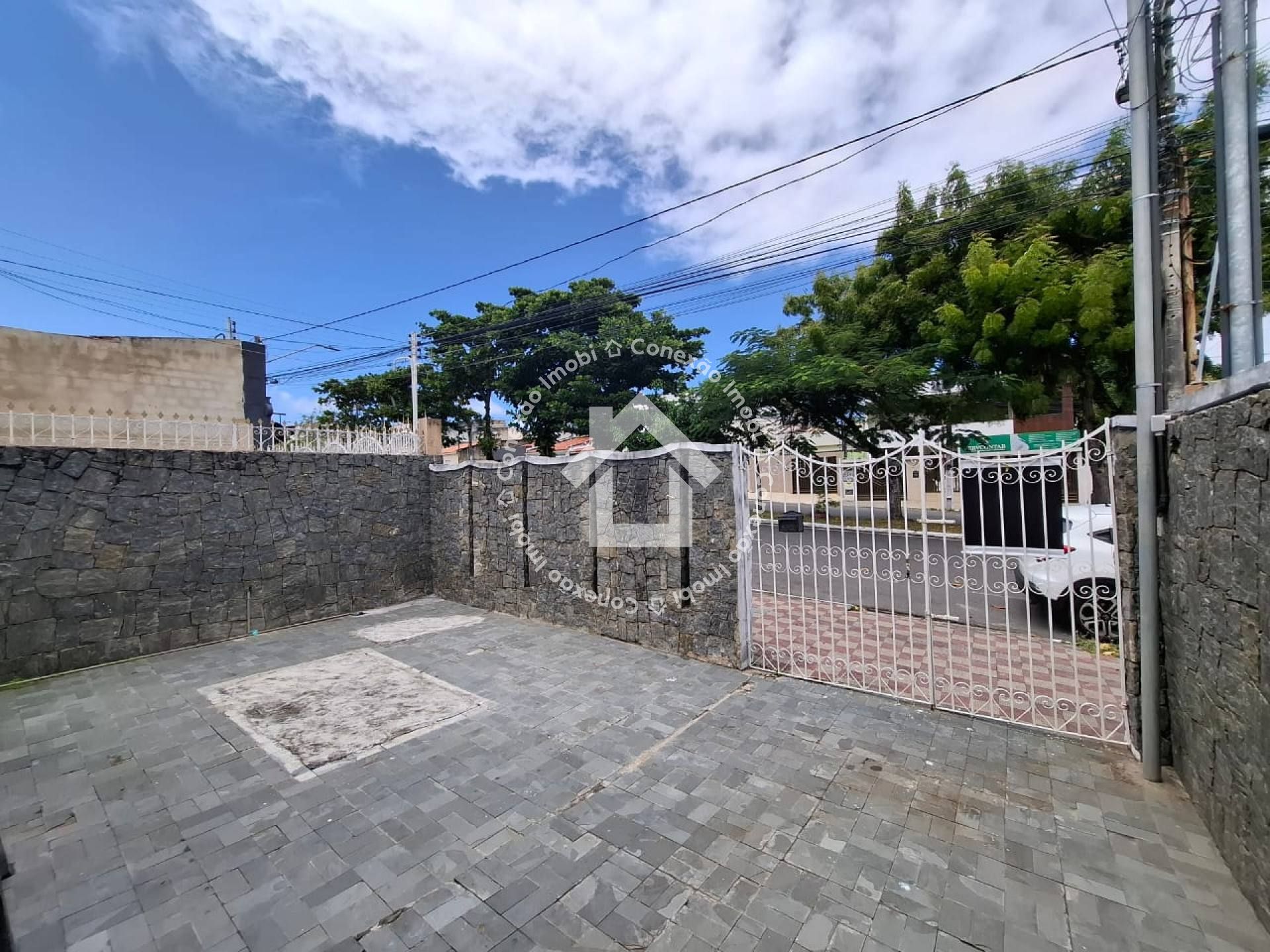 OPORTUNIDADE! Casa à venda no bairro Suíça | 3 Quartos, sendo 1 suíte, dependência de empregada, área de serviço, 02 banheiros, garagem pra 4 carros e Quintal Enorme