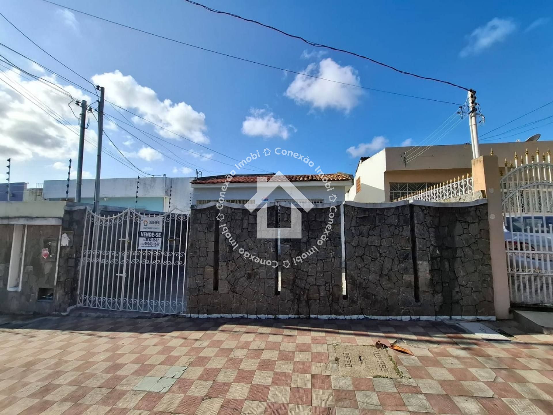 OPORTUNIDADE! Casa à venda no bairro Suíça | 3 Quartos, sendo 1 suíte, dependência de empregada, área de serviço, 02 banheiros, garagem pra 4 carros e Quintal Enorme