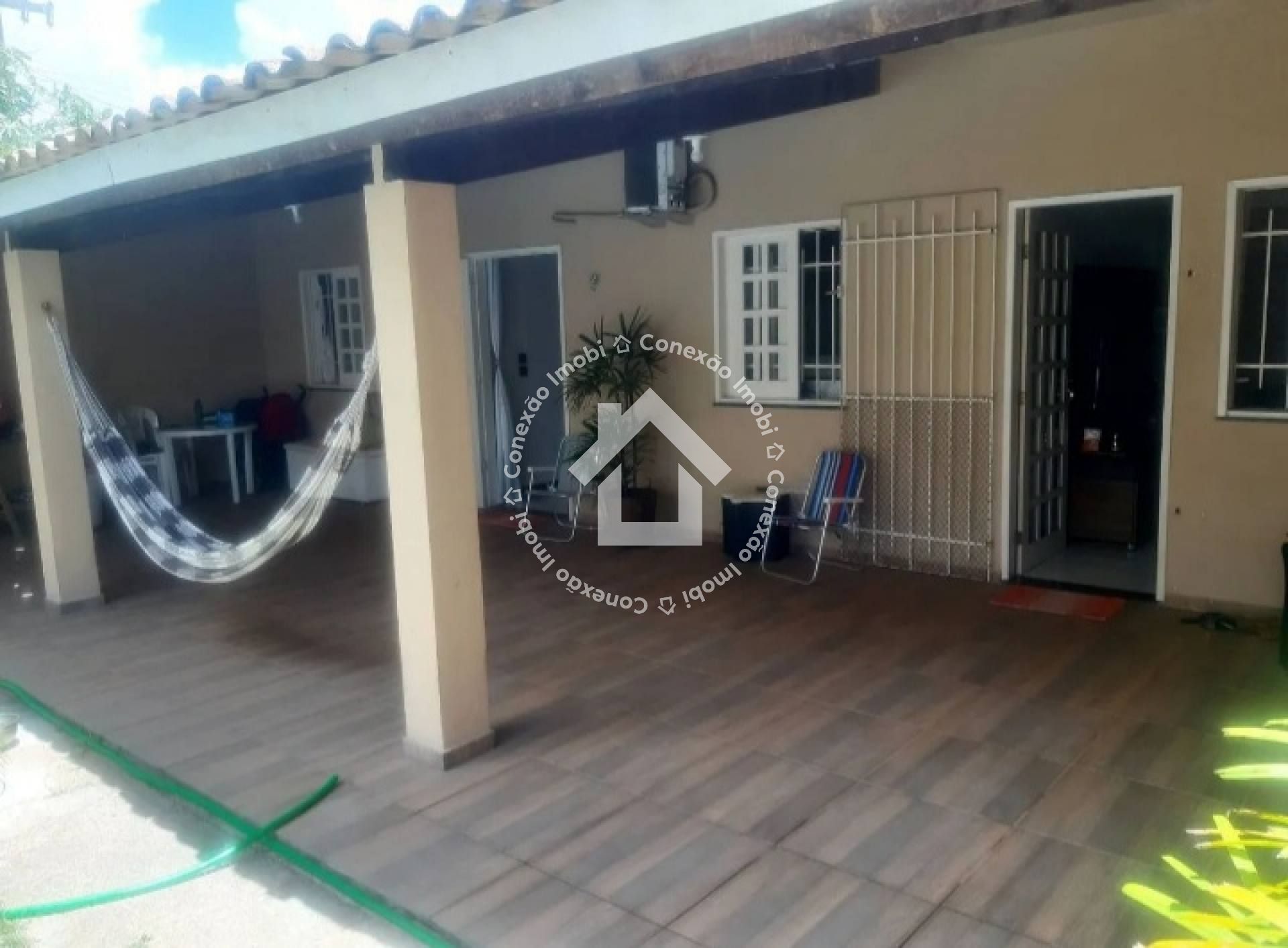 Casa à venda com 3 quartos e Ponto Comercial no bairro Aruana