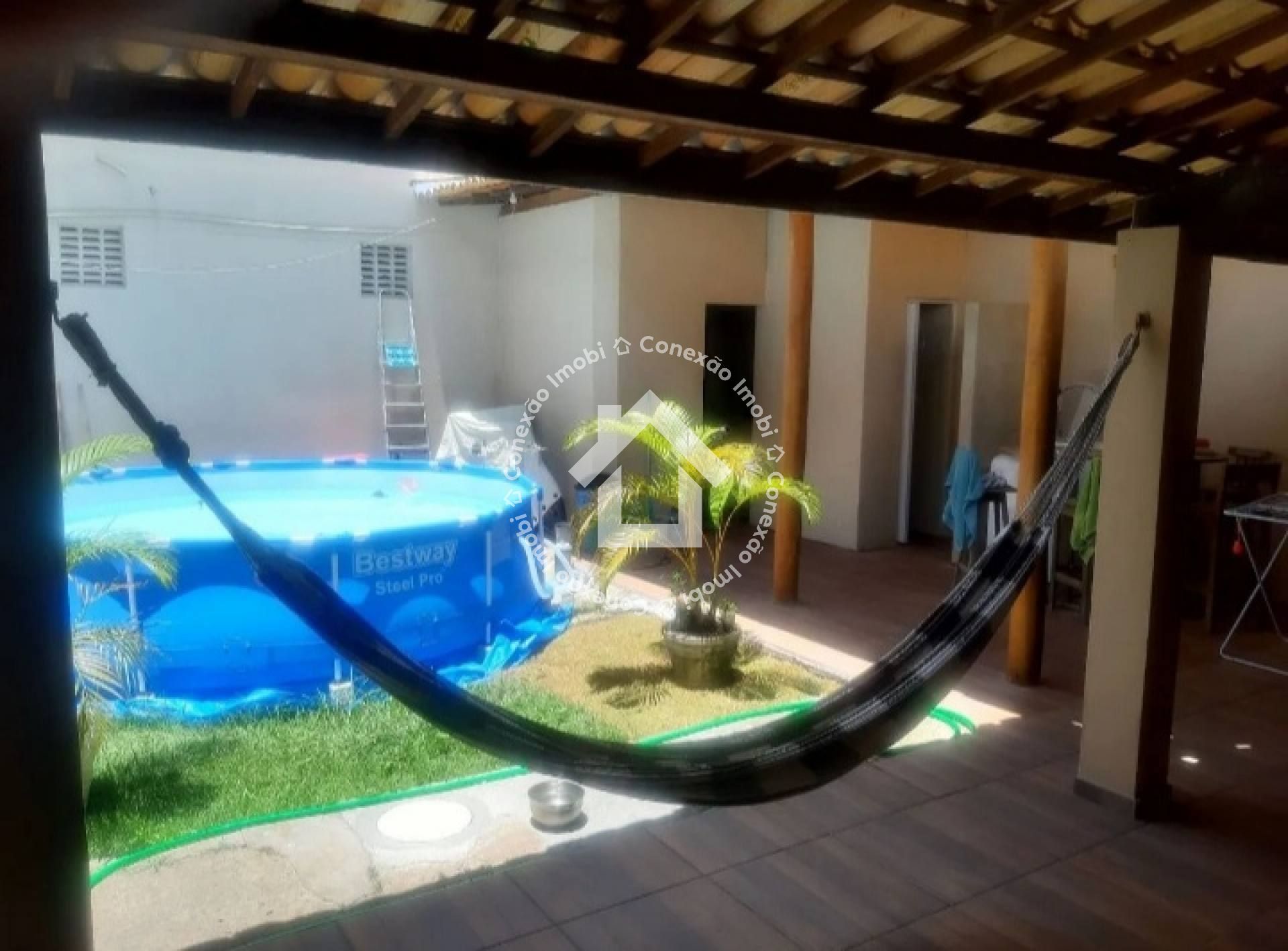 Casa à venda com 3 quartos e Ponto Comercial no bairro Aruana