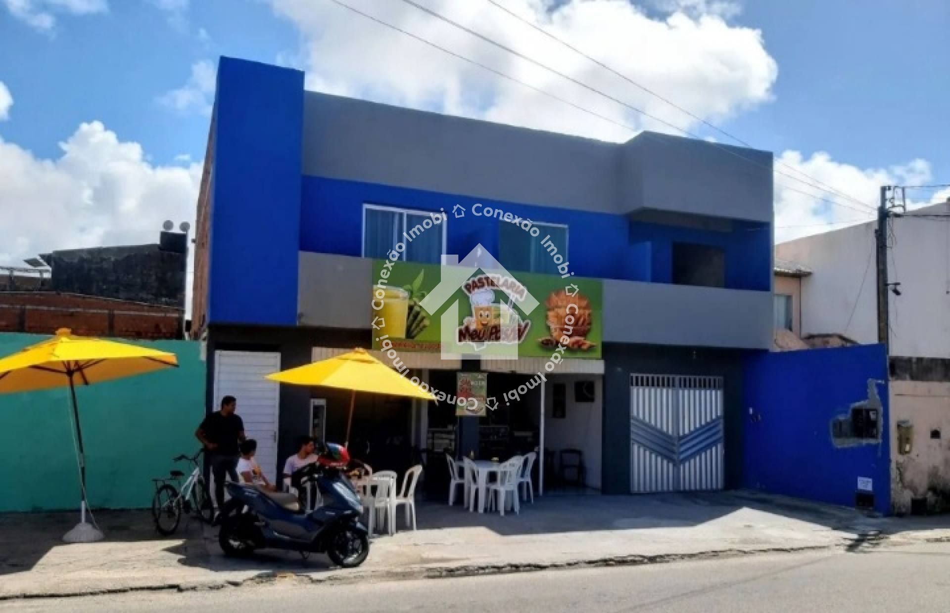 Casa à venda com 3 quartos e Ponto Comercial no bairro Aruana