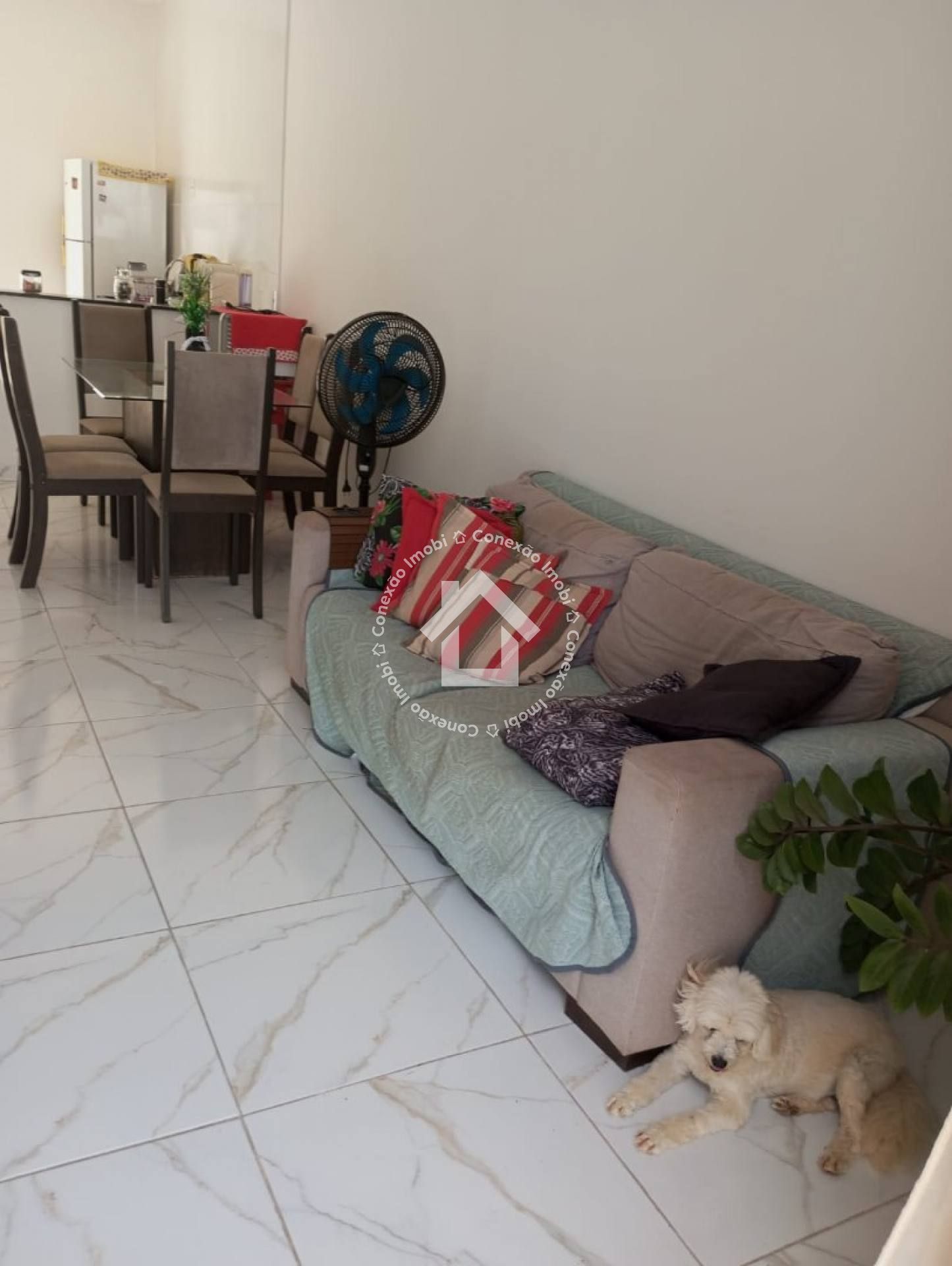 Casa com piscina na Aruana