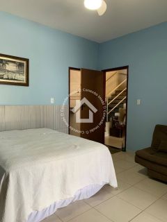 Casa com 3 suítes em rua pública na Aruana
