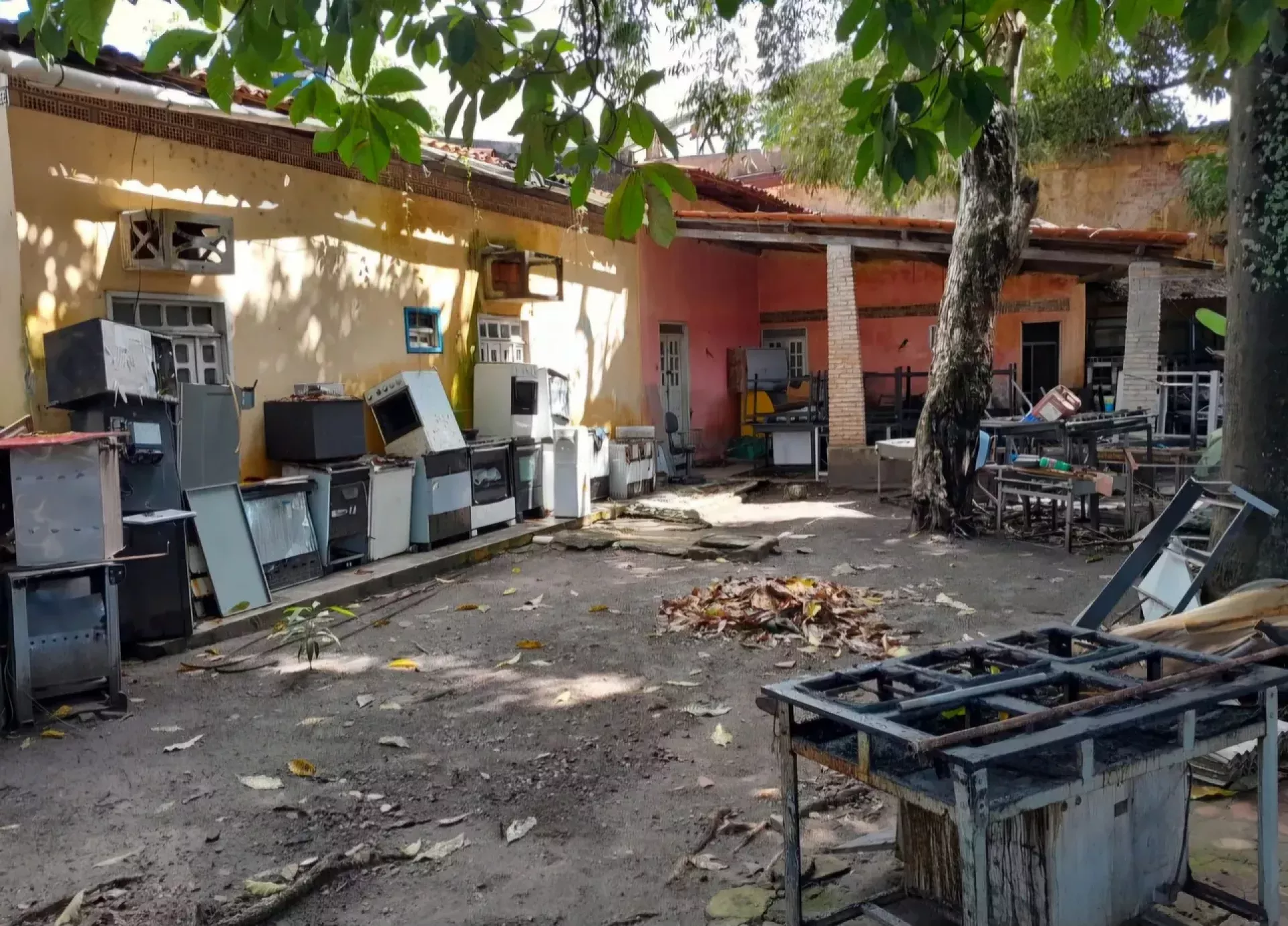 Terreno de 1.000m² com 2 casas no Siqueira Campos