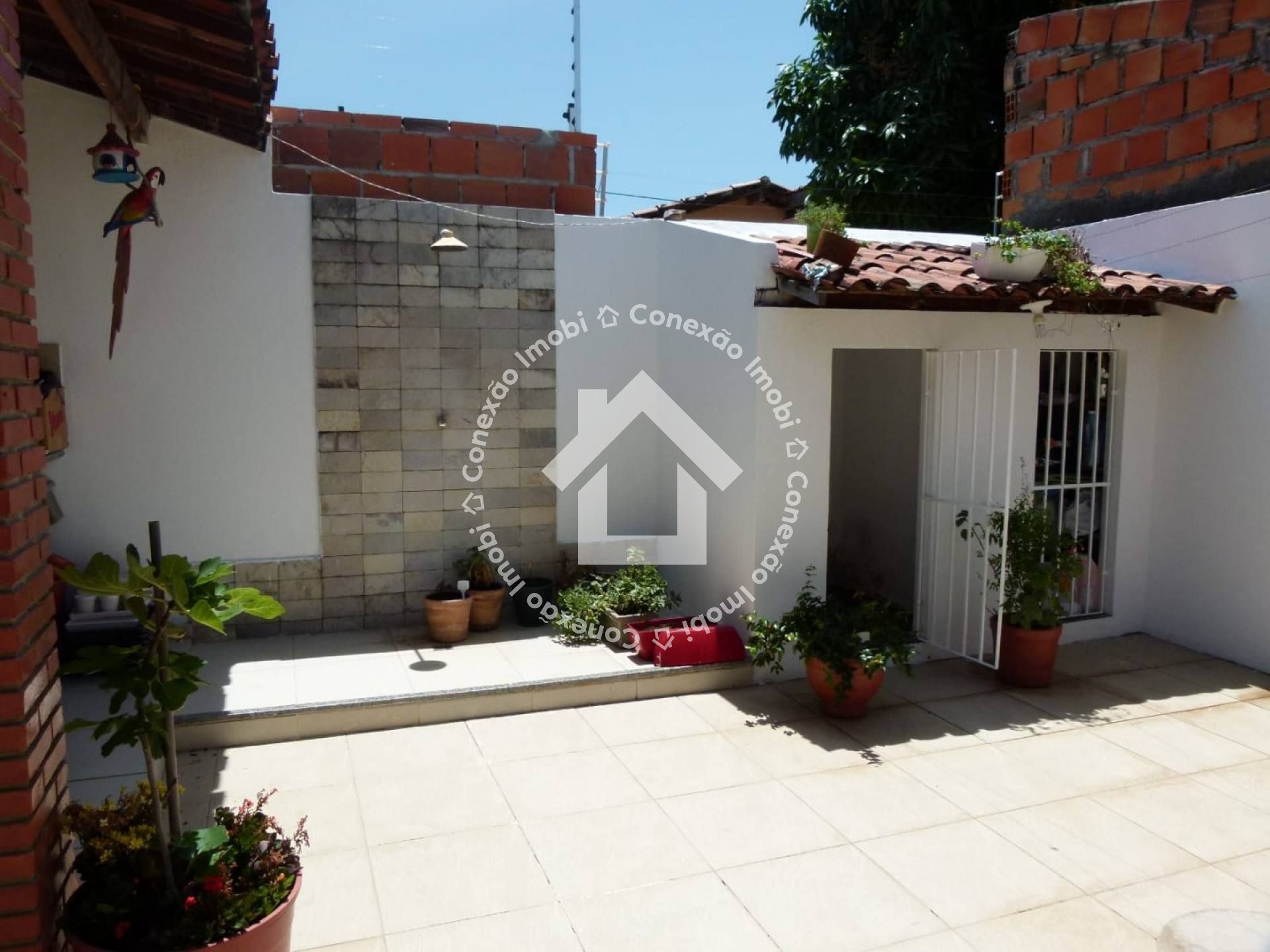 Casa pra vender com 2 quartos sendo 1 suíte no Bairro Aruana