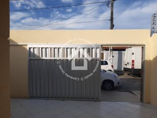 Casa à venda na Aruana | 2 Quartos e Garagem para 4 Carros