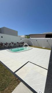 Casa com piscina à venda no CONDOMÍNIO SOL E PRAIA | Pé na areia com 3 quartos