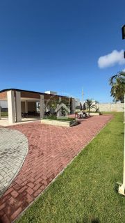 Casa com piscina à venda no CONDOMÍNIO SOL E PRAIA | Pé na areia com 3 quartos